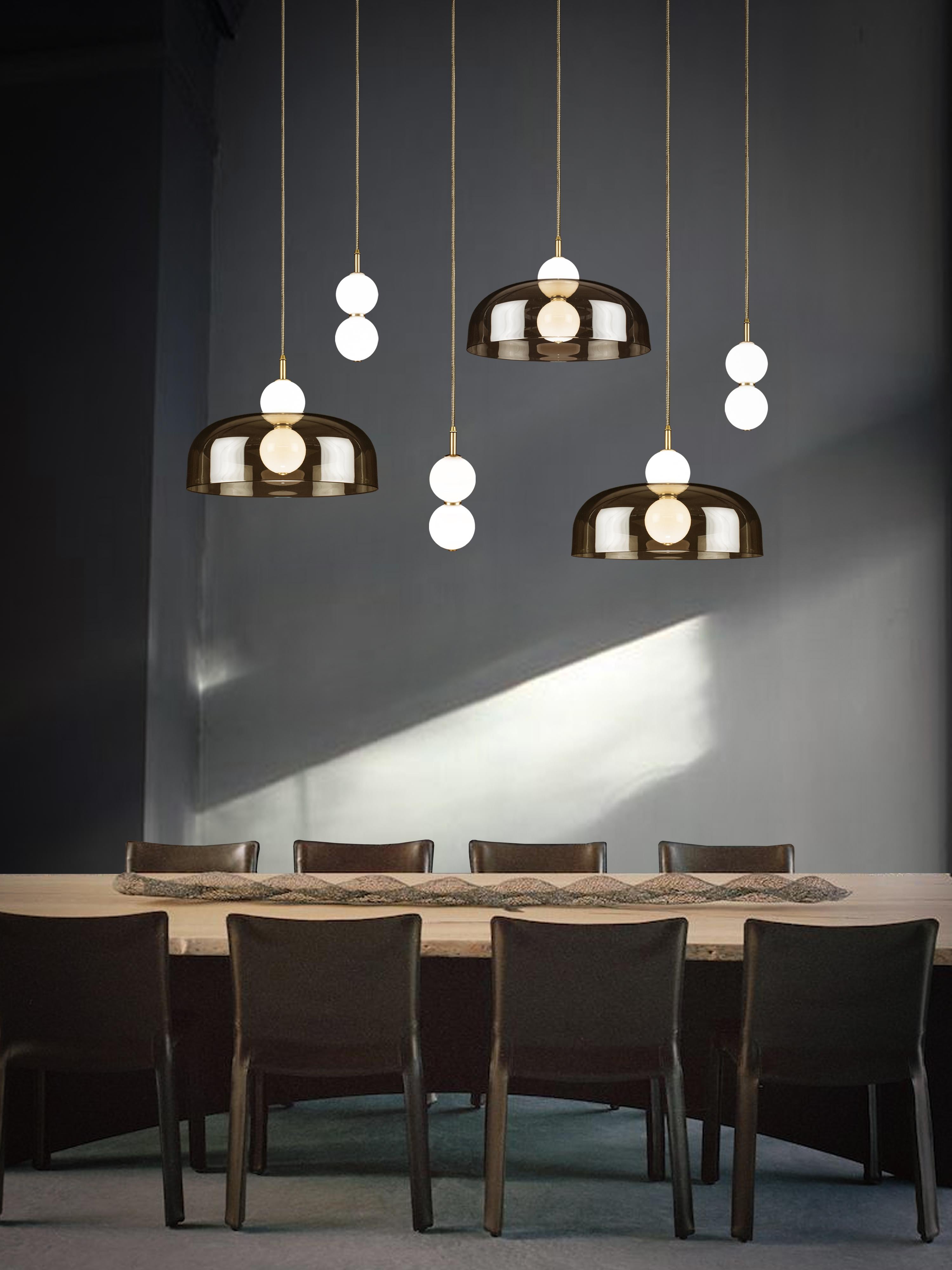 Britannico Echo Wide 6-Piece, Lampada e paralume. Orbite in vetro opalino, paralume fumé e ottone in vendita
