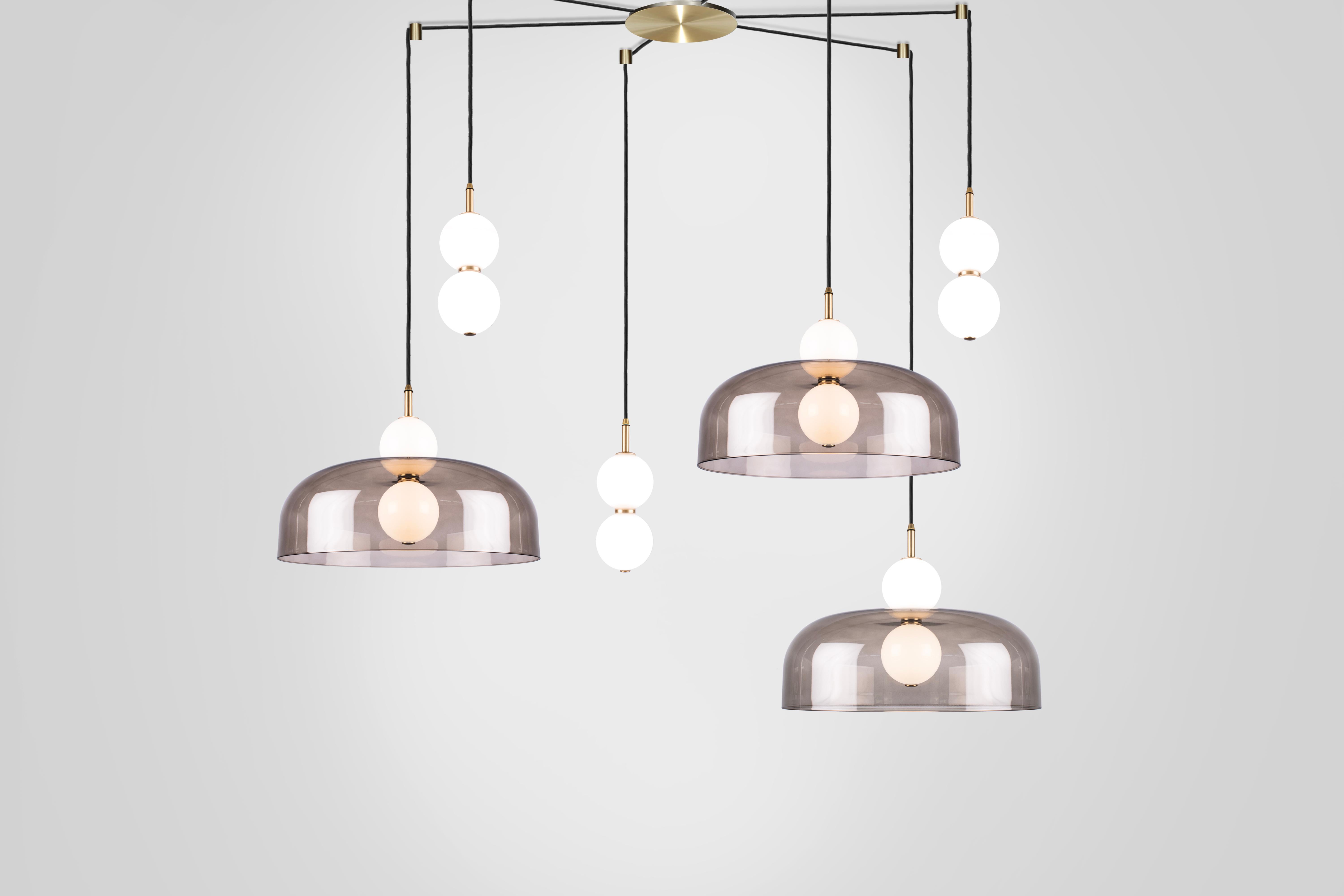 Satinato Echo Wide 6-Piece, Lampada e paralume. Orbite in vetro opalino, paralume fumé e ottone in vendita