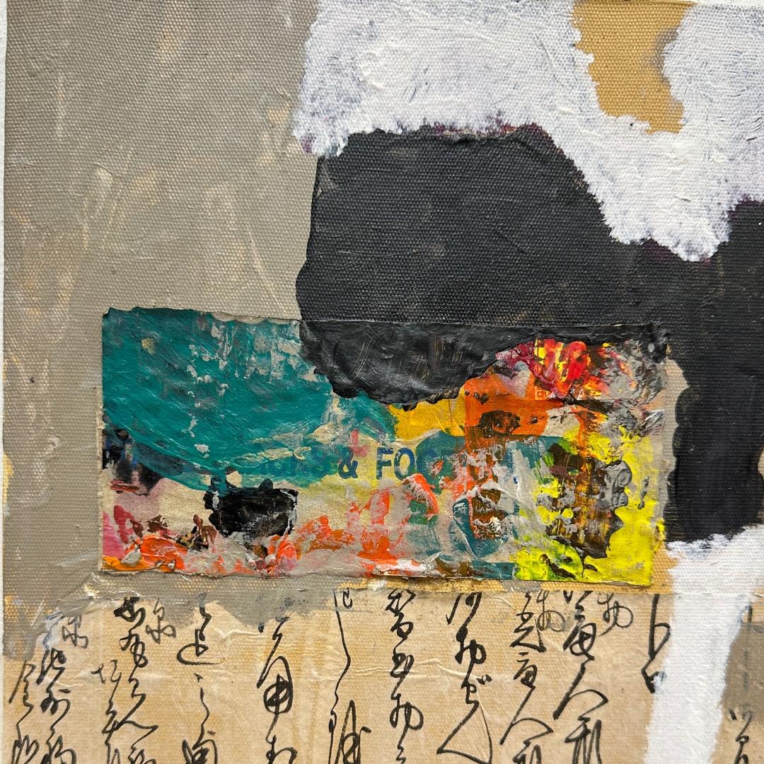 Esta pieza abstracta es un collage de texturas y colores, que combina tonos apagados de beige y gris con vibrantes salpicaduras de verde, azul y naranja. El texto manuscrito fluye por el lienzo, añadiendo un sentido narrativo e histórico. Los