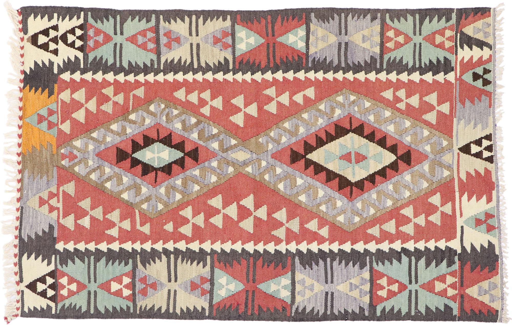 Vintage Persian Shiraz Kilim Rug, Luxus Lodge trifft Nomadencharme im Angebot 2