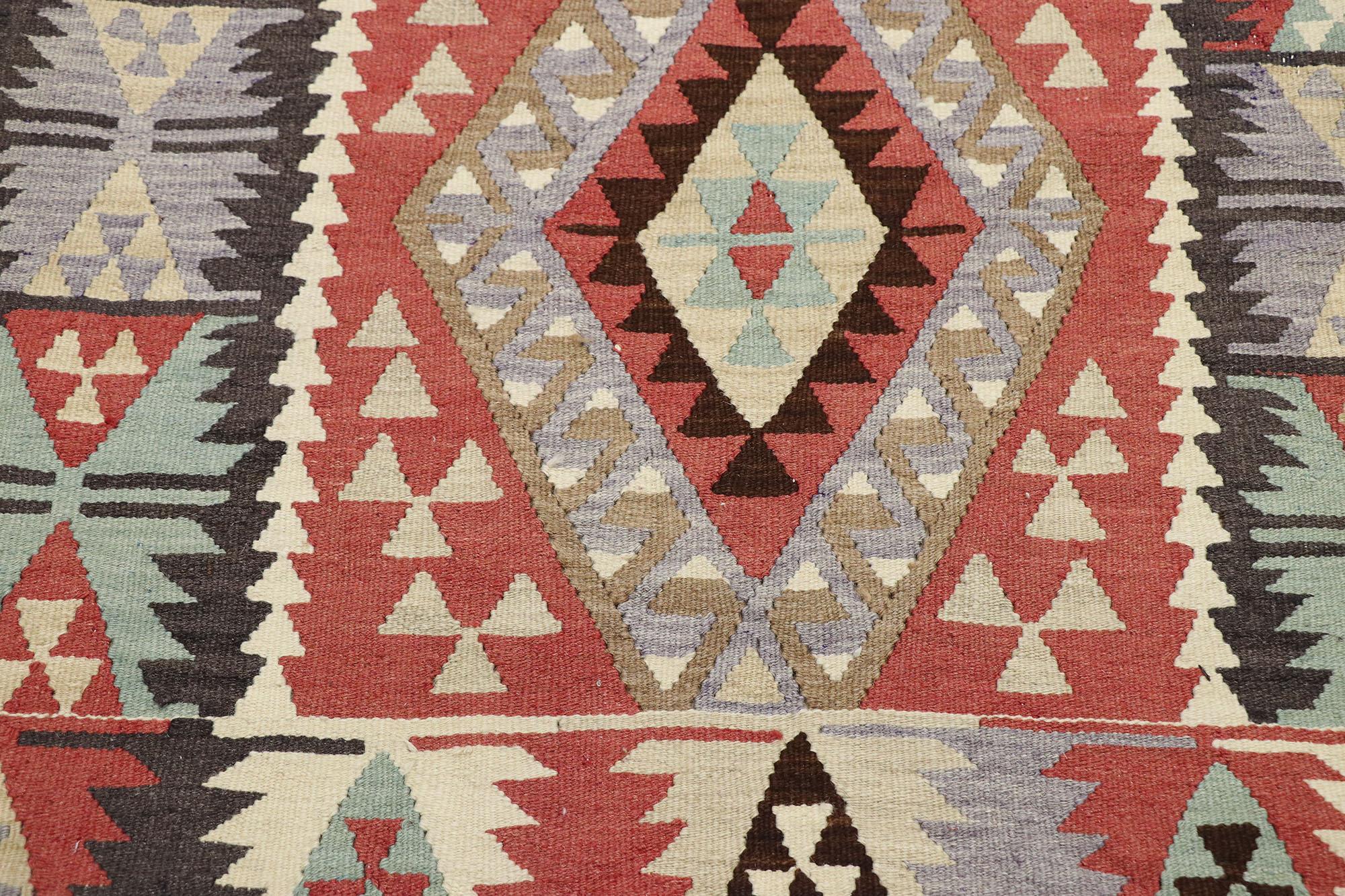 Vintage Persian Shiraz Kilim Rug, Luxus Lodge trifft Nomadencharme im Angebot 1