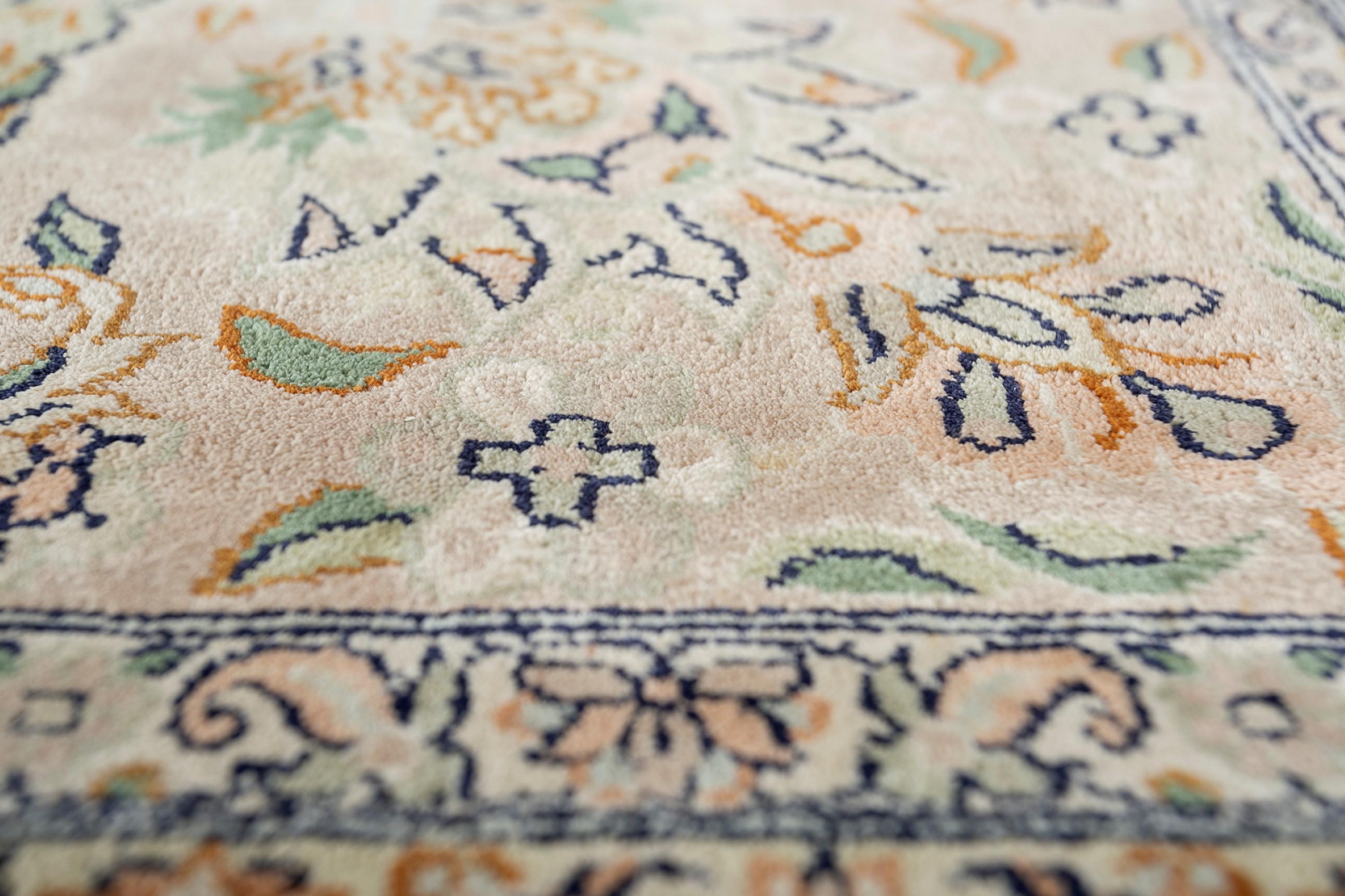 Embárcate en un viaje inolvidable a los impresionantes valles de Cachemira con esta exquisita alfombra anudada a mano. Elaborada por hábiles artesanos con seda pura, esta obra maestra tradicional capta la inigualable belleza de las vibrantes flores