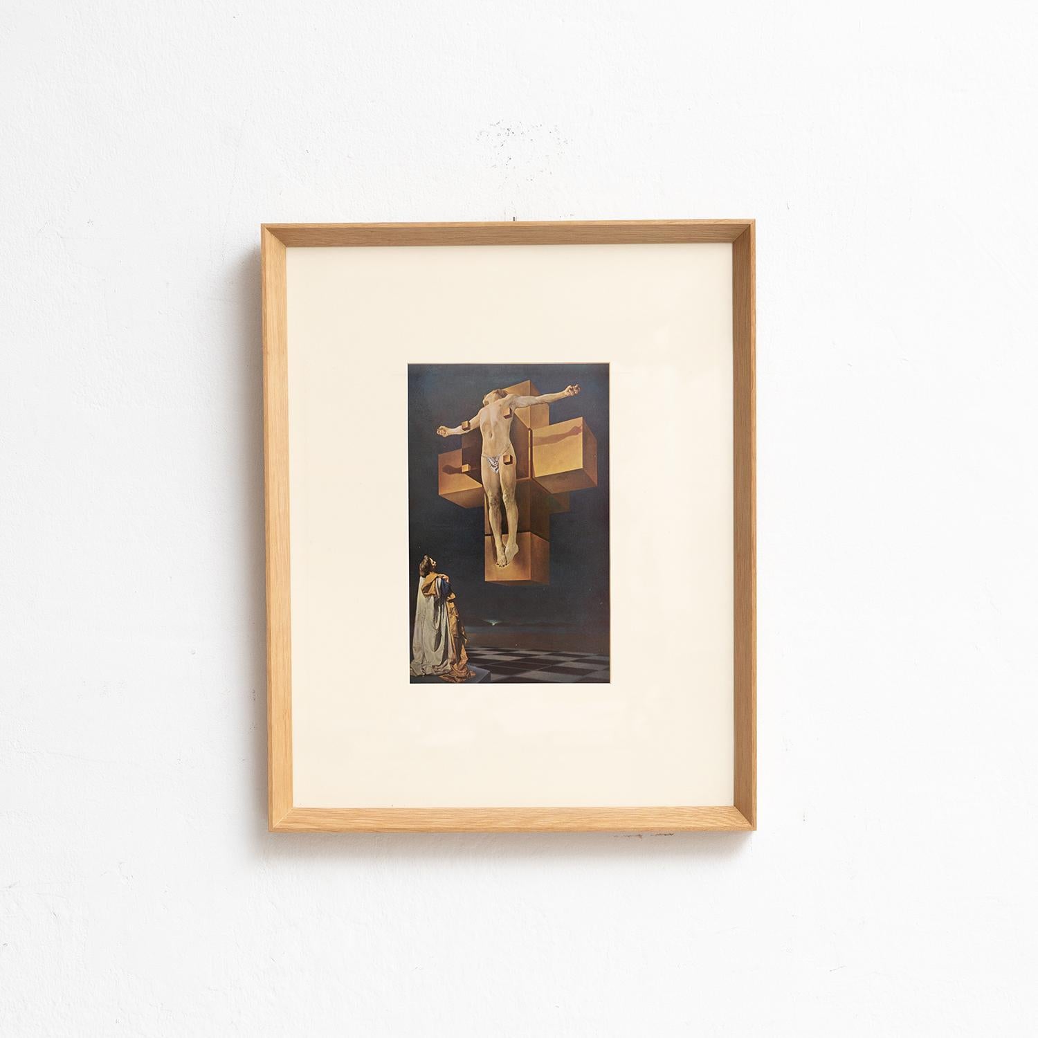 Tauchen Sie ein in die fantastische Welt von Salvador Dalí mit diesem fesselnden Farbklischee, das 1957 von Editions du Chêne in Paris, Frankreich, sorgfältig herausgegeben wurde. Eingefasst in einen wunderschönen Massivholzrahmen mit einer Höhe von