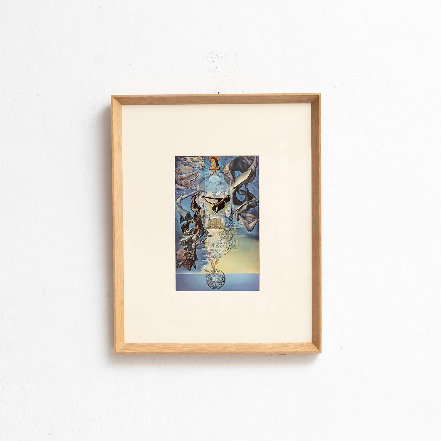 Tauchen Sie ein in die fantastische Welt von Salvador Dalí mit diesem fesselnden Farbklischee, das 1957 von Editions du Chêne in Paris, Frankreich, sorgfältig herausgegeben wurde. Eingefasst in einen wunderschönen Massivholzrahmen mit einer Höhe von