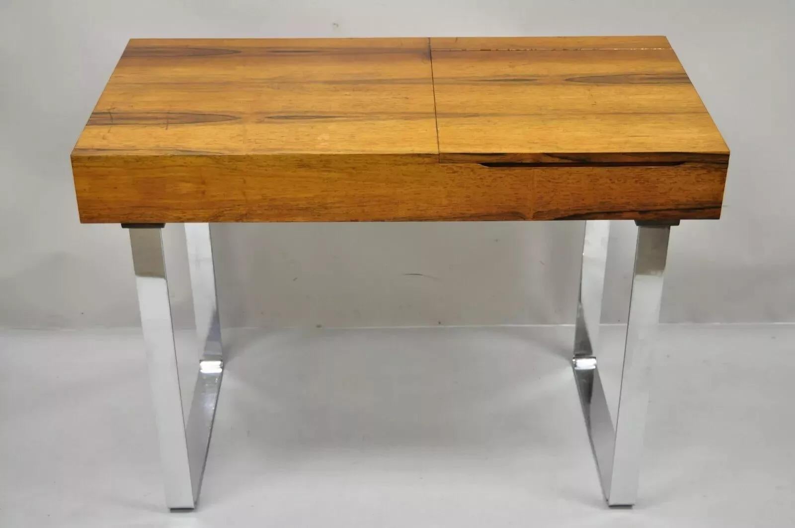 Vintage Echtes Kristall Spiegelglas Rosewood Mid Century Danish Modern Chrome Vanity Table. Cet article présente un plateau rabattable avec miroir fixe, une base plate chromée, un beau grain de bois, une étiquette d'origine, des lignes épurées et