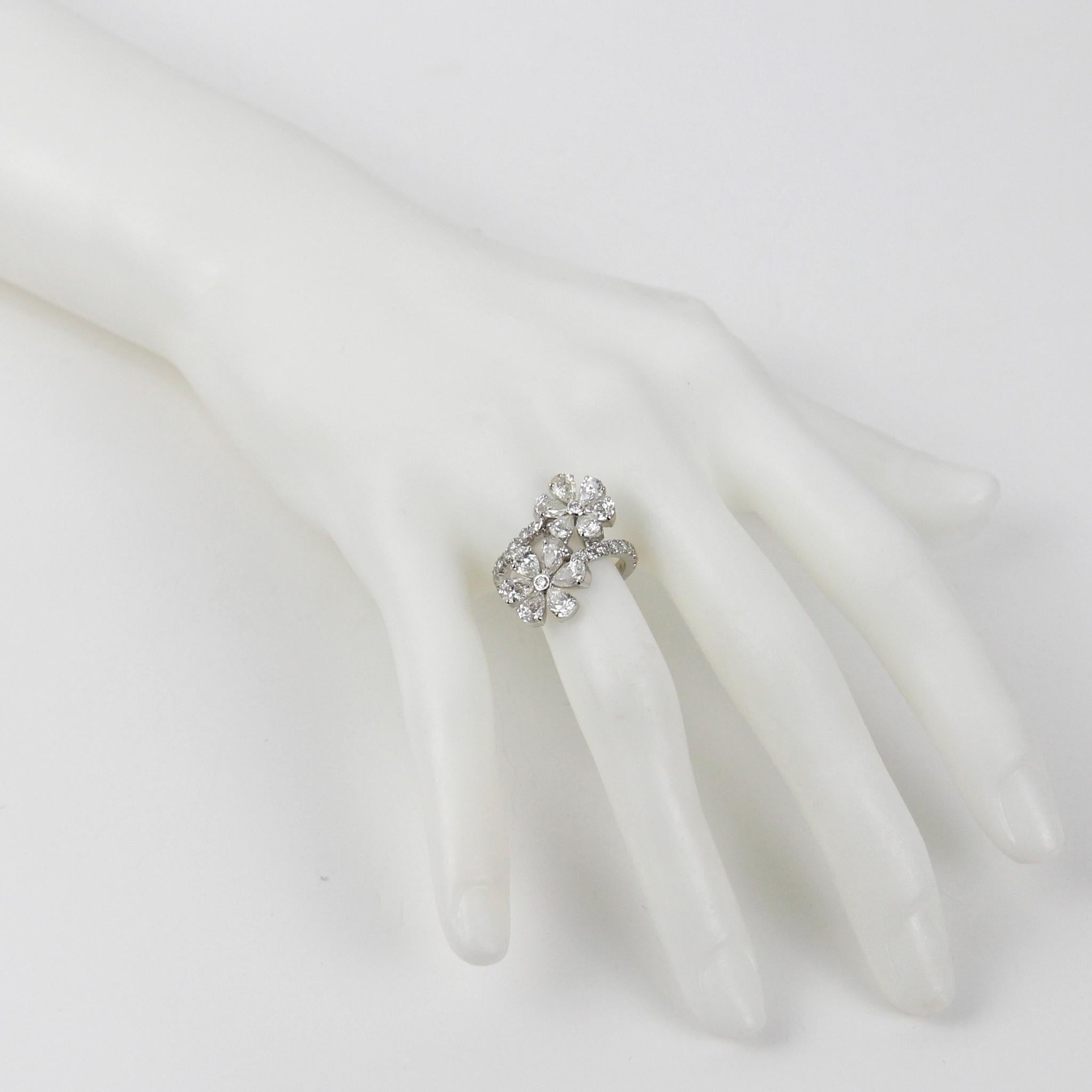 ECJ Kollektion 18 Karat Weißgold 3,67 Karat Diamant-Blumenring (Tropfenschliff)