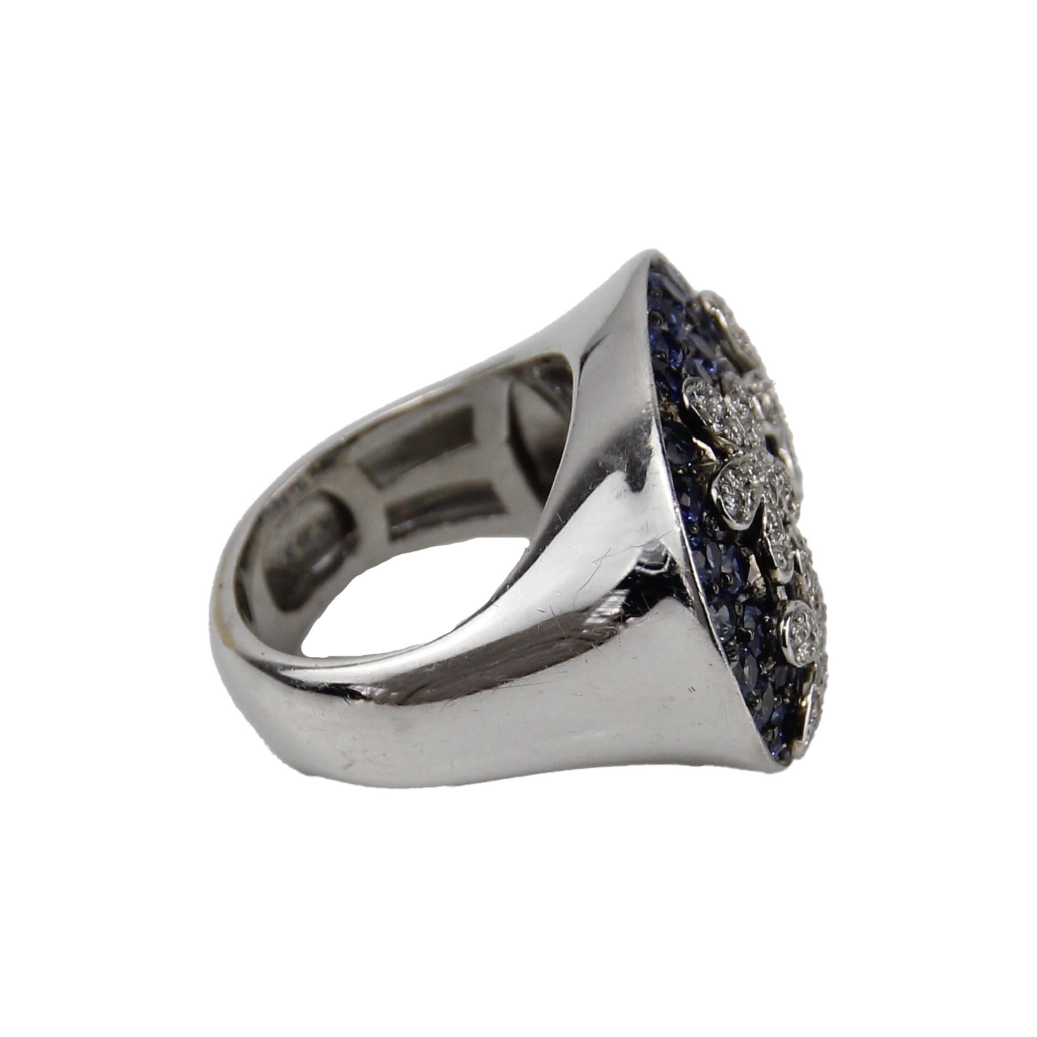 Taglio brillante Anello con diamanti e zaffiri in oro bianco 18 carati della ECJ Collection in vendita