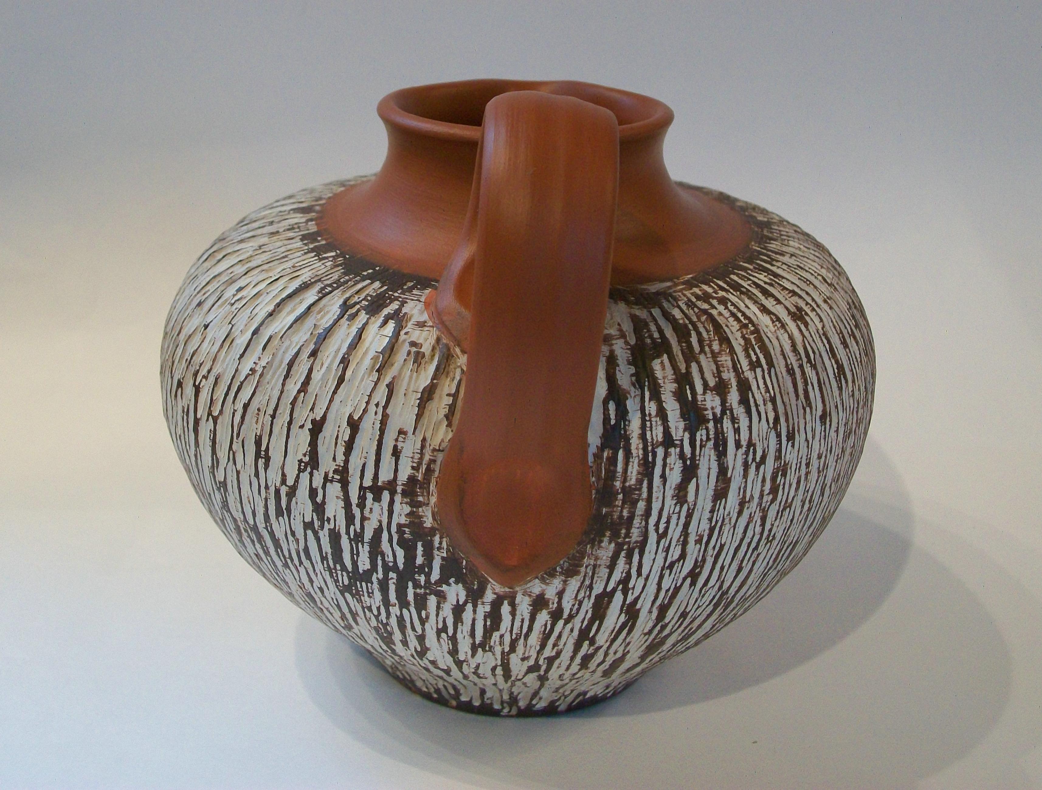 what is the shape of earthen pitcher