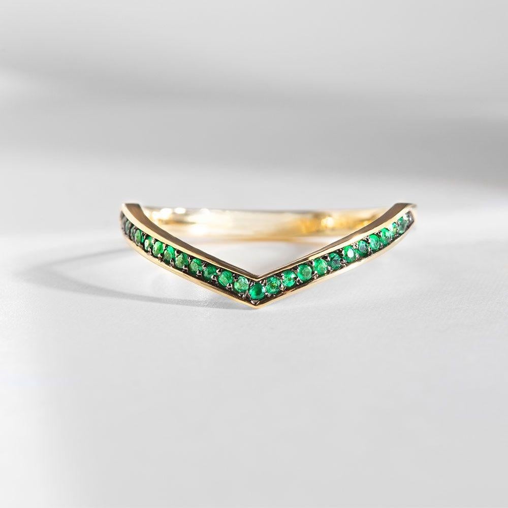 For Sale:  Ecksand 18k Yellow Gold V-Shaped Emerald Stackable Ring 5