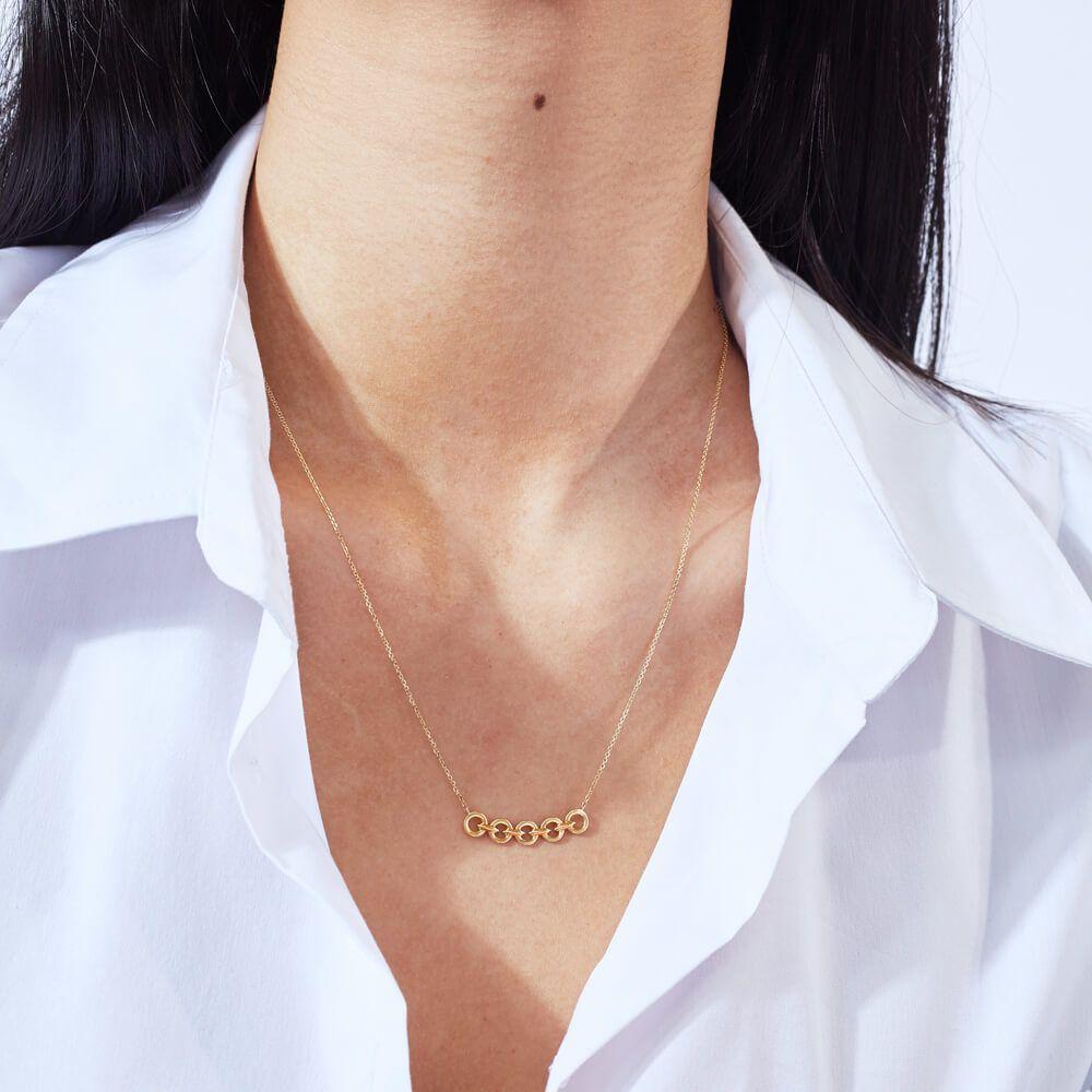 Embrace the challenge. This Ecksand Duel chain necklace is inspired by the art of fencing. The minimalist pendant is made up of nine oversized chain links. Its clean-lined look is drawn from the edges of the épée. Pair this luxurious necklace with