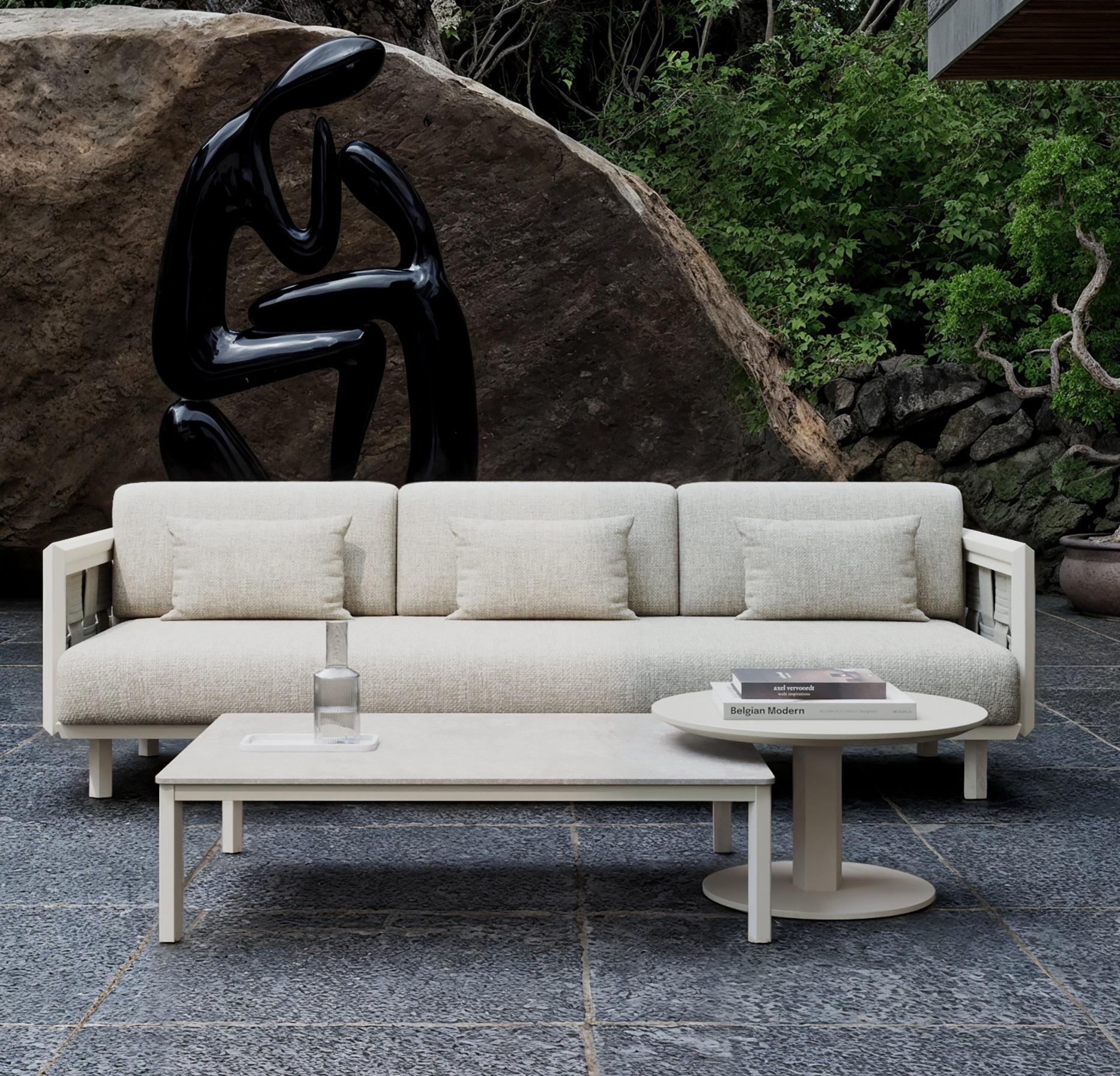 Tavolino da tavolo Éclat-Bisque con struttura in alluminio e pietra sinterizzata di SNOC
Dimensioni: P 80 x L 110 x H 29 cm.
Materiali: Alluminio e pietra sinterizzata.

Anthony Spon-Smith, un visionario del design moderno, crea mobili che