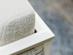 Fauteuil Éclat-Bisque, tissu Luminesce et structure en aluminium par SNOC