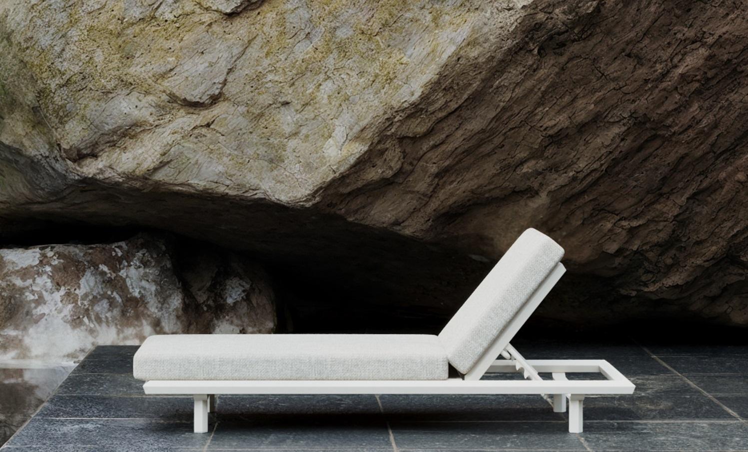 Éclat-Bisque Rope, Luminesce Fabric And Aluminum Frame Sun Lounger by SNOC
Dimensions: D 200 x W 75 x H 35 cm. SH: 35 cm.
Materials: Aluminium, rope, and Luminesce fabric. 

Anthony Spon-Smith, a visionary in modern design, creates furniture that