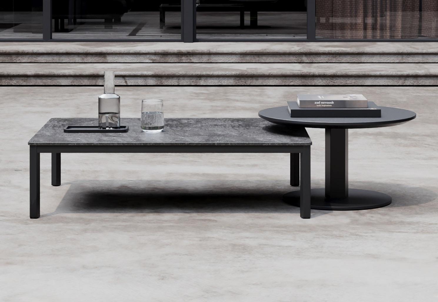 Tavolino da tavolo Éclat-Nightfall con struttura in alluminio e pietra sinterizzata di SNOC
Dimensioni: P 80 x L 110 x H 29 cm.
Materiali: Alluminio e pietra sinterizzata.

Anthony Spon-Smith, un visionario del design moderno, crea mobili che
