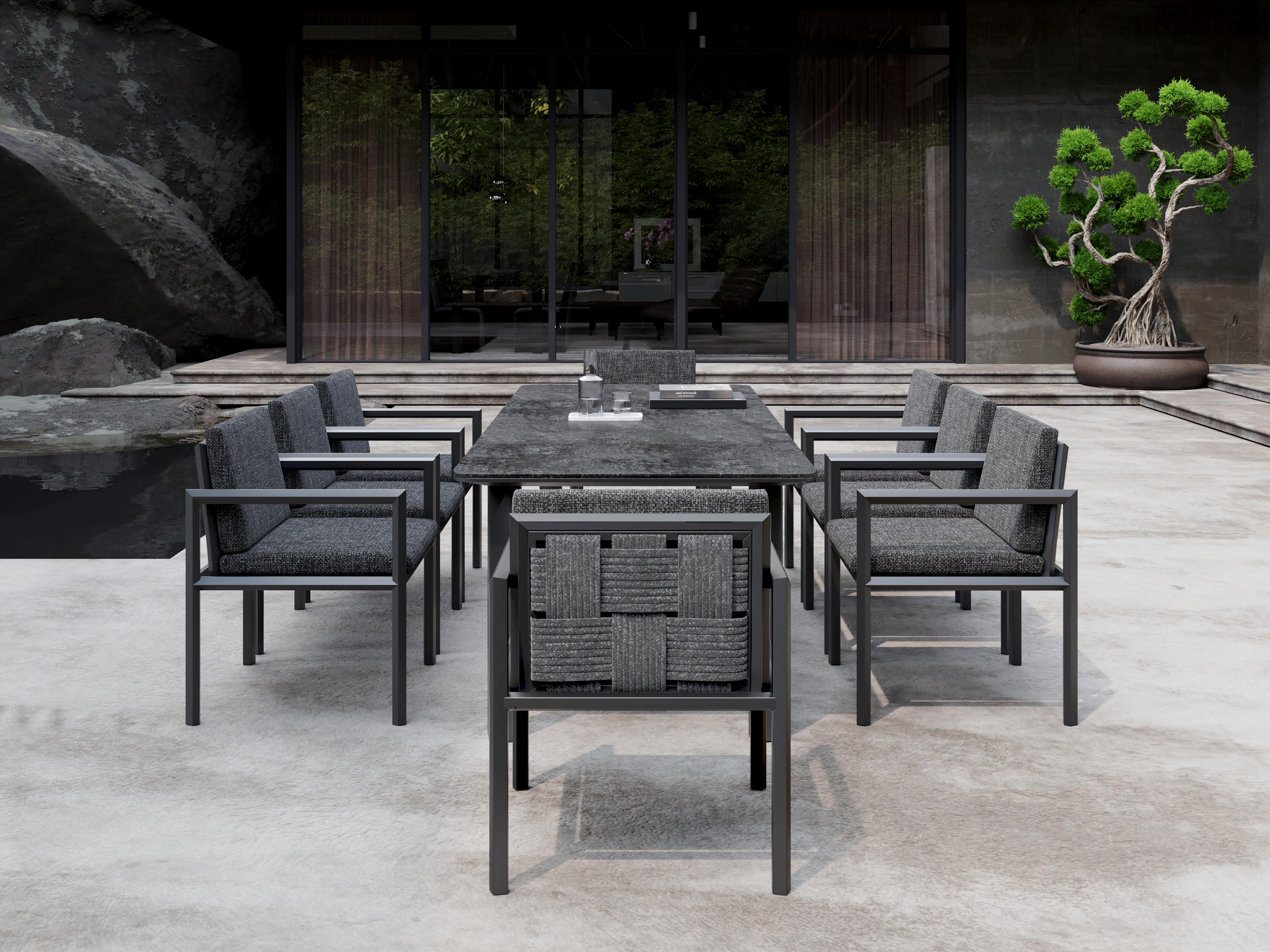 Tavolo da pranzo con struttura in alluminio e pietra sinterizzata Éclat-Nightfall di SNOC
Dimensioni: D 100 x L 250 x H 75 cm.
Materiali: Alluminio e pietra sinterizzata.

Anthony Spon-Smith, un visionario del design moderno, crea mobili che