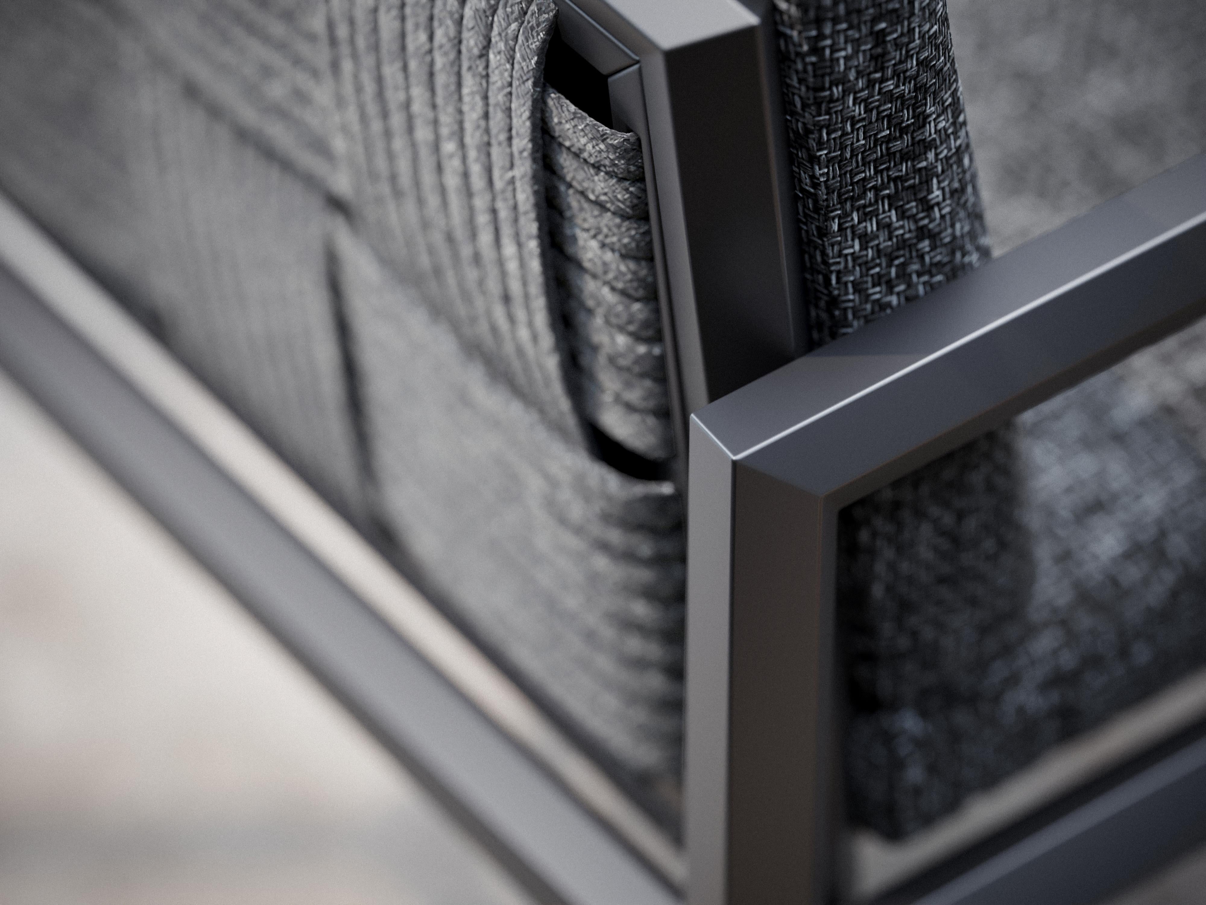 Divano a tre posti Éclat-Nightfall Rope, tessuto Luminesce e alluminio di SNOC
Dimensioni: P 93,5 x L 240 x H 67 cm. SH: 39 cm.
Materiali: Alluminio, corda e tessuto Fabrice. 

Anthony Spon-Smith, un visionario del design moderno, crea mobili che