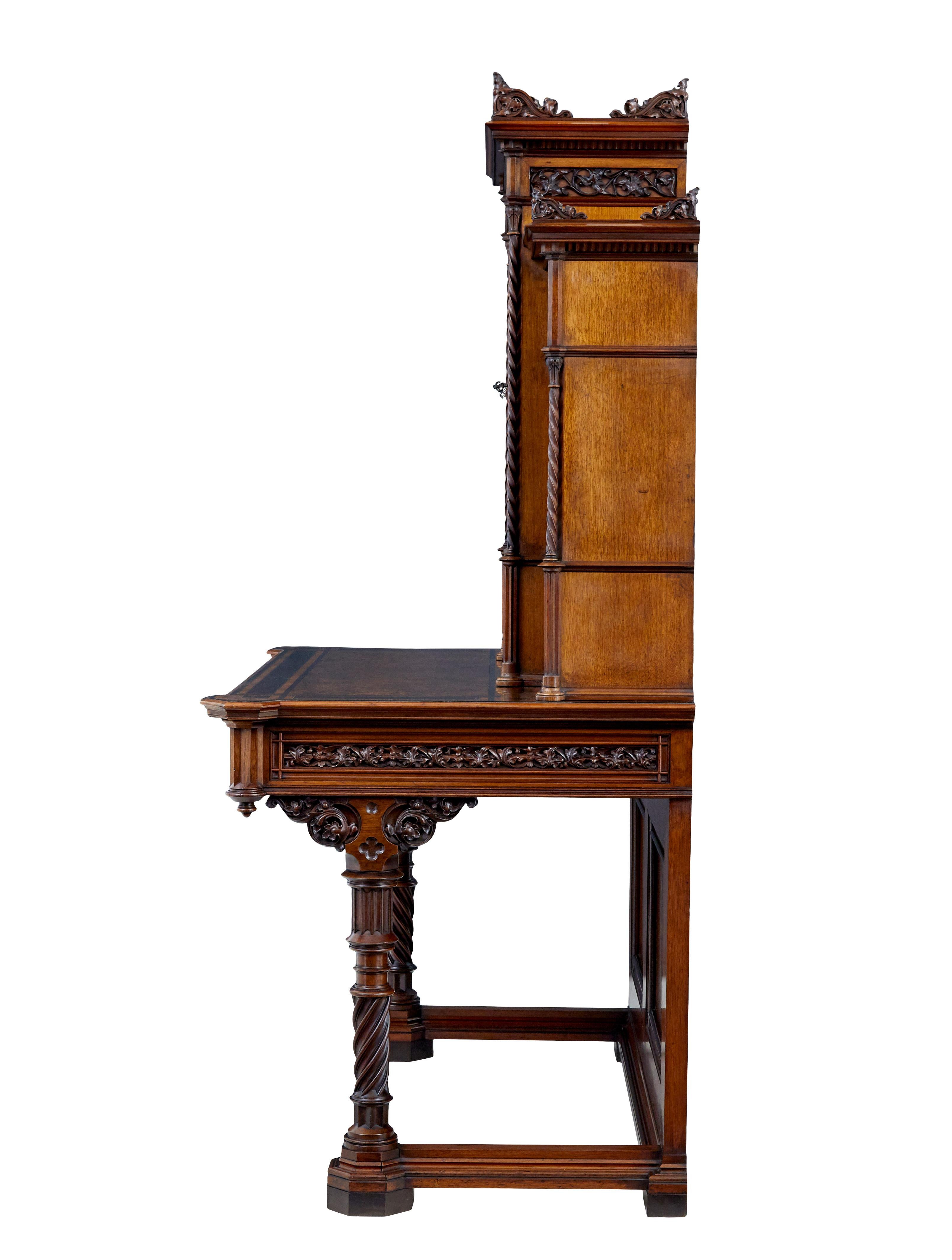 Laiton Bureau et chaise éclectiques en noyer sculpté du 19e siècle en vente