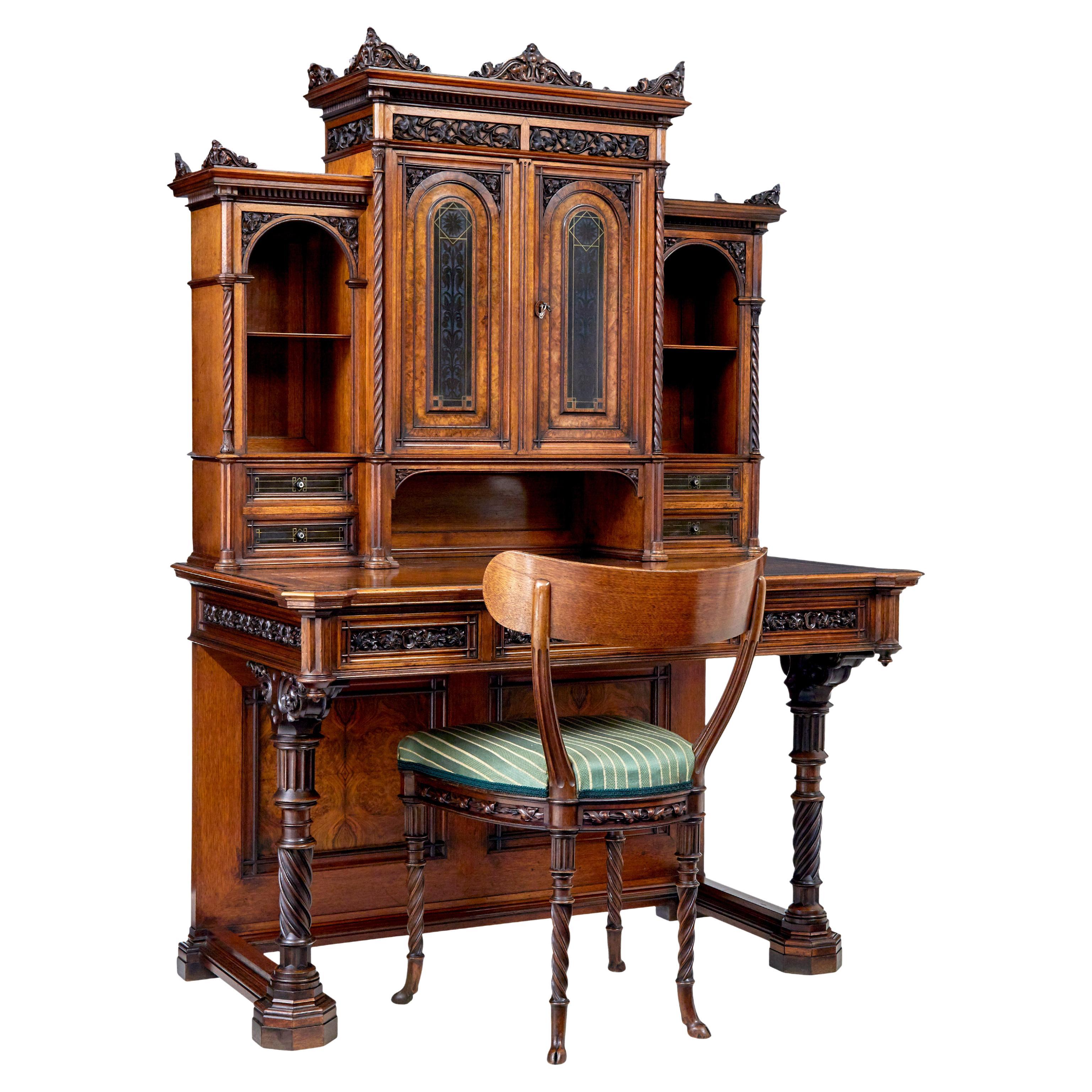 Bureau et chaise éclectiques en noyer sculpté du 19e siècle en vente