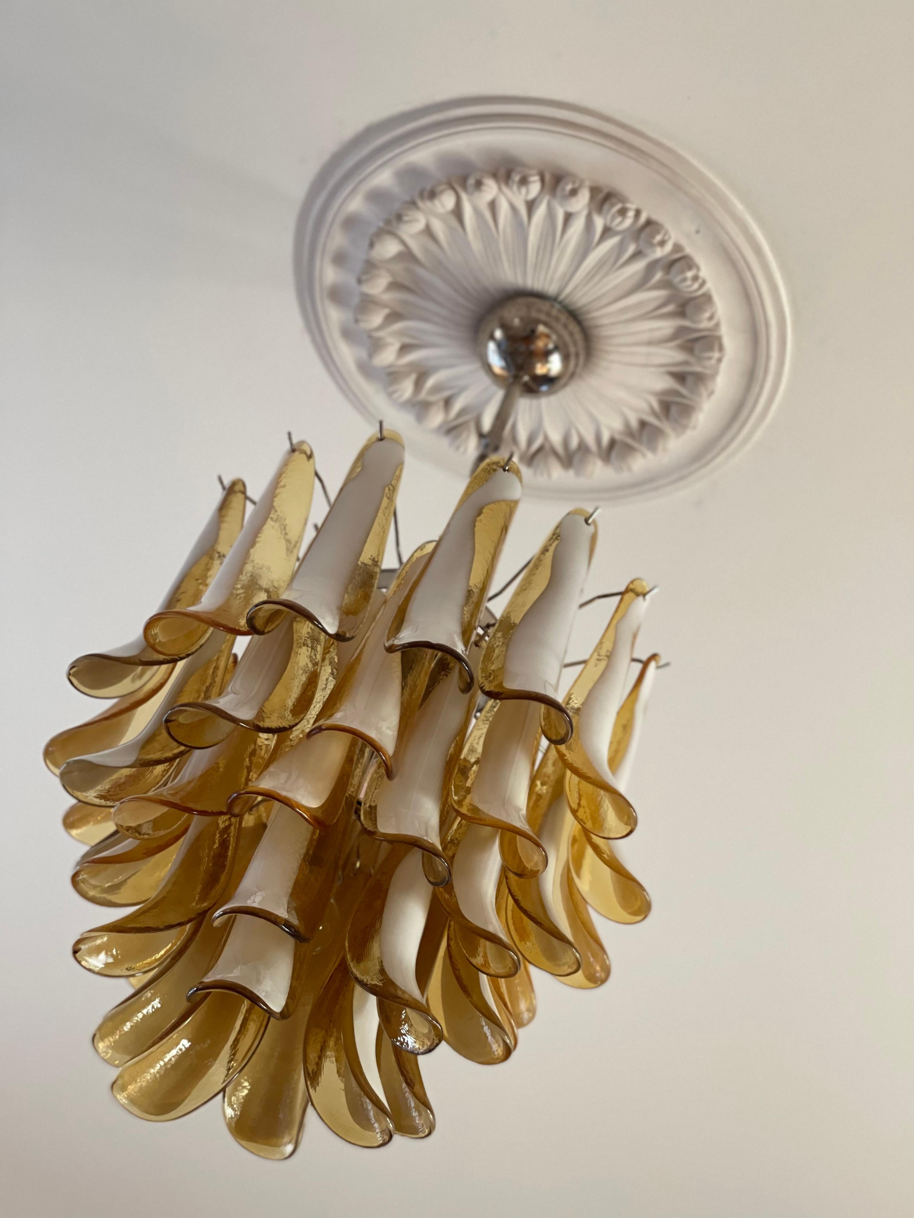 XXI secolo e contemporaneo Lampadario eclettico di Murano color ambra in stile fenicottero in vendita