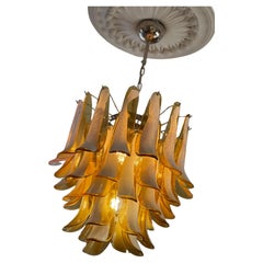 Lampadario eclettico di Murano color ambra in stile fenicottero