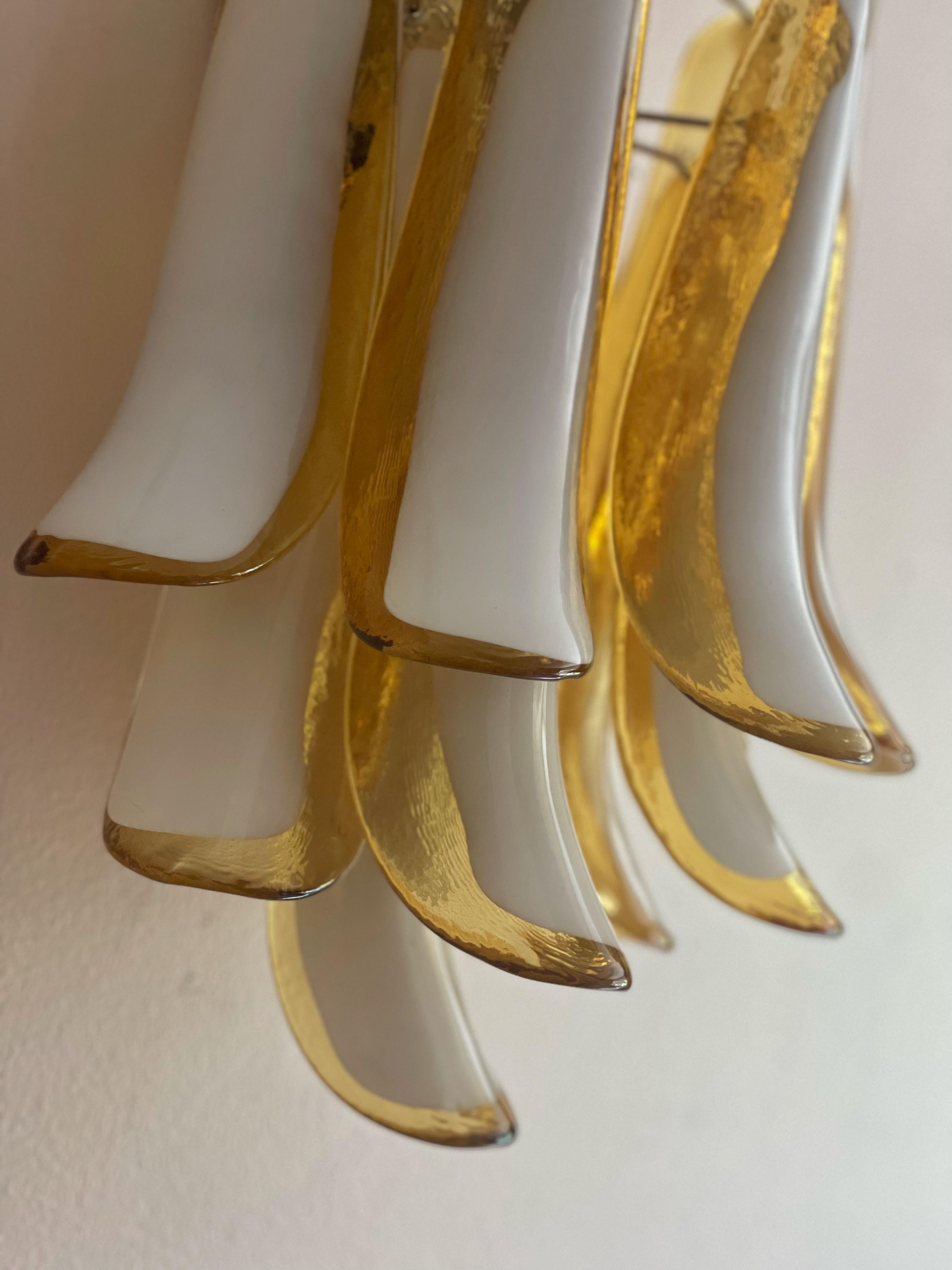 Mid-Century moderno Eclettica, audace e colorata applique di Murano in vetro ambra, bianco e chiaro in vendita