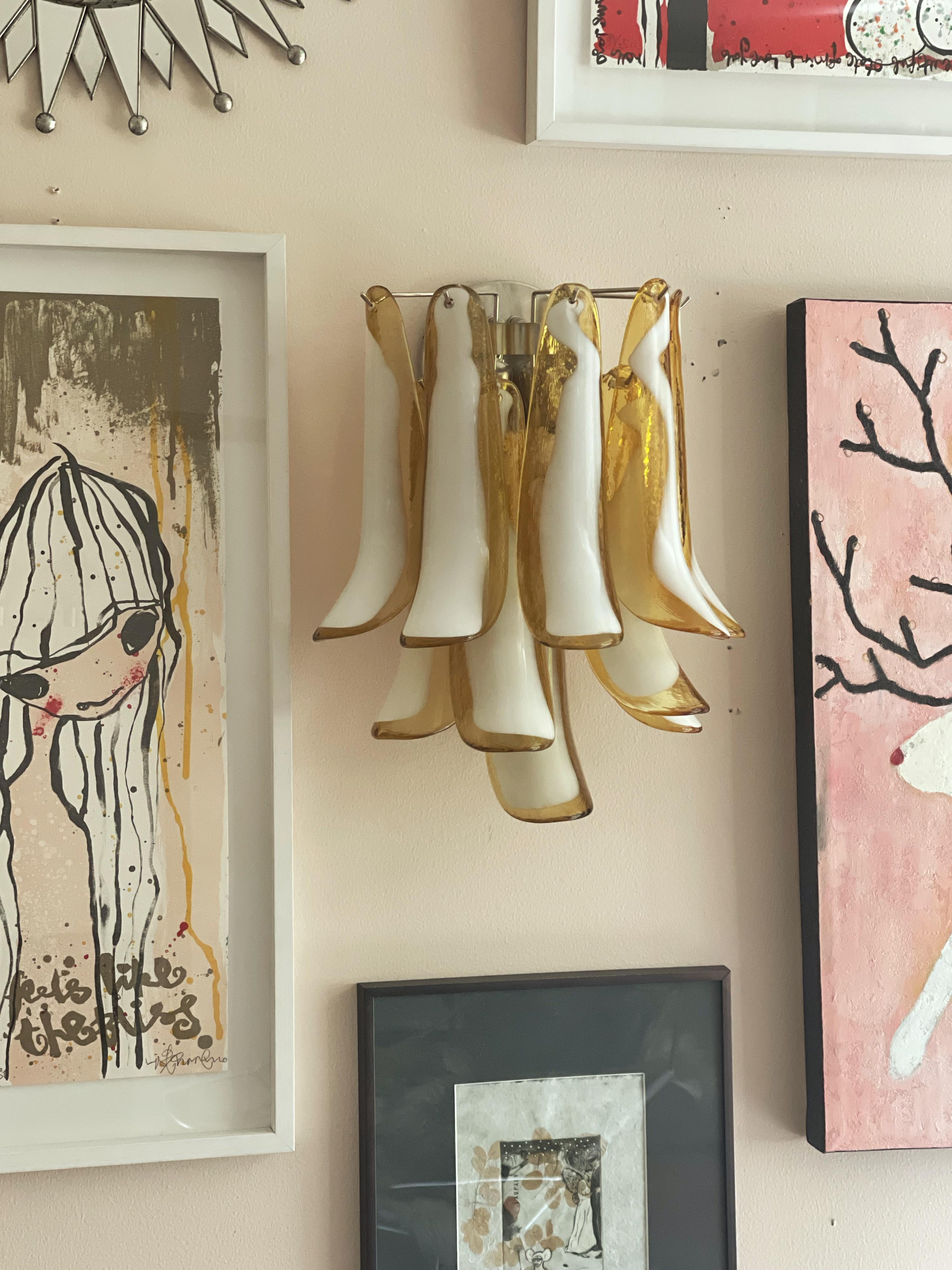 Italiano Eclettica, audace e colorata applique di Murano in vetro ambra, bianco e chiaro in vendita