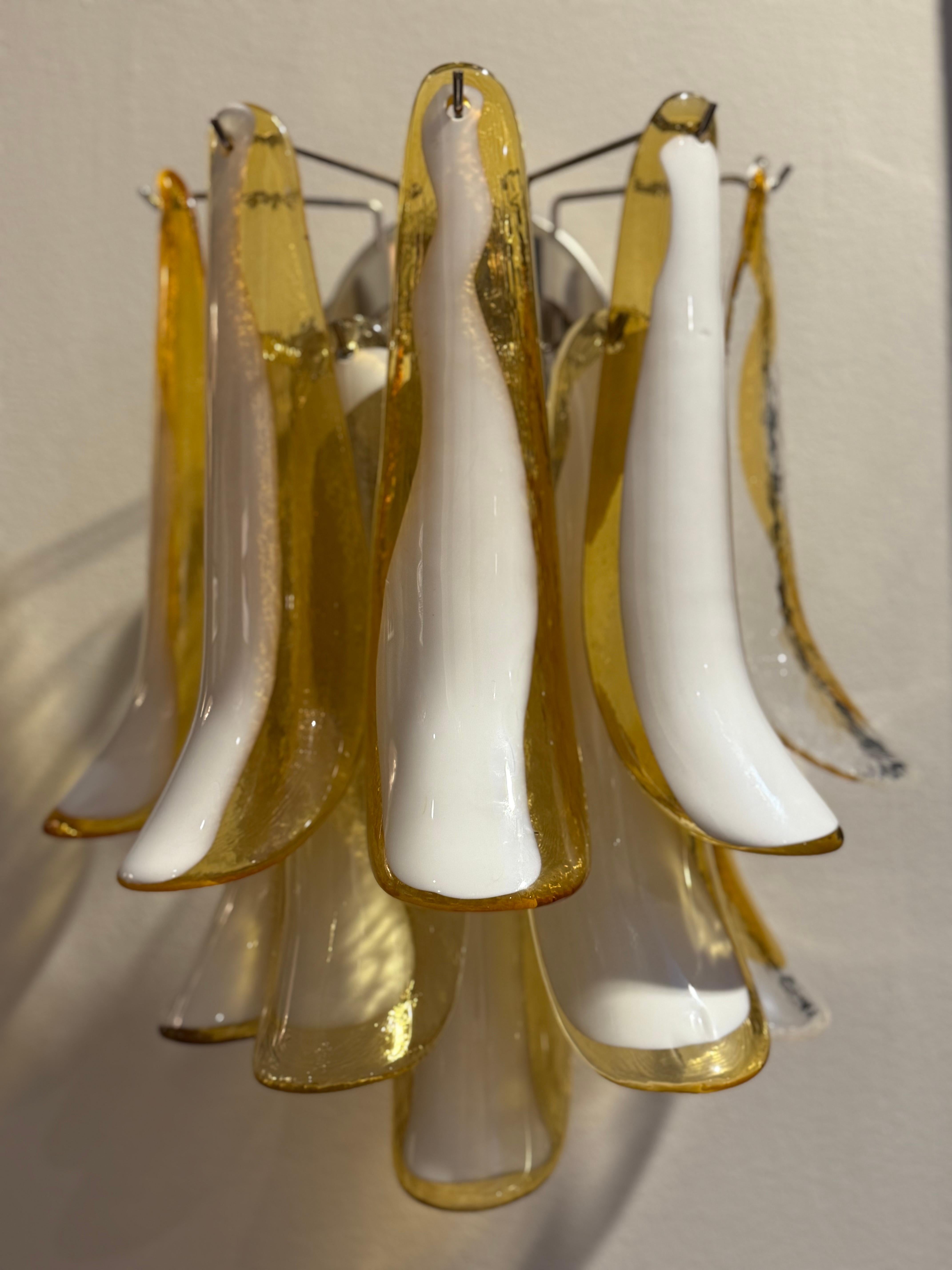 XX secolo Eclettica, audace e colorata applique di Murano in vetro ambra, bianco e chiaro in vendita