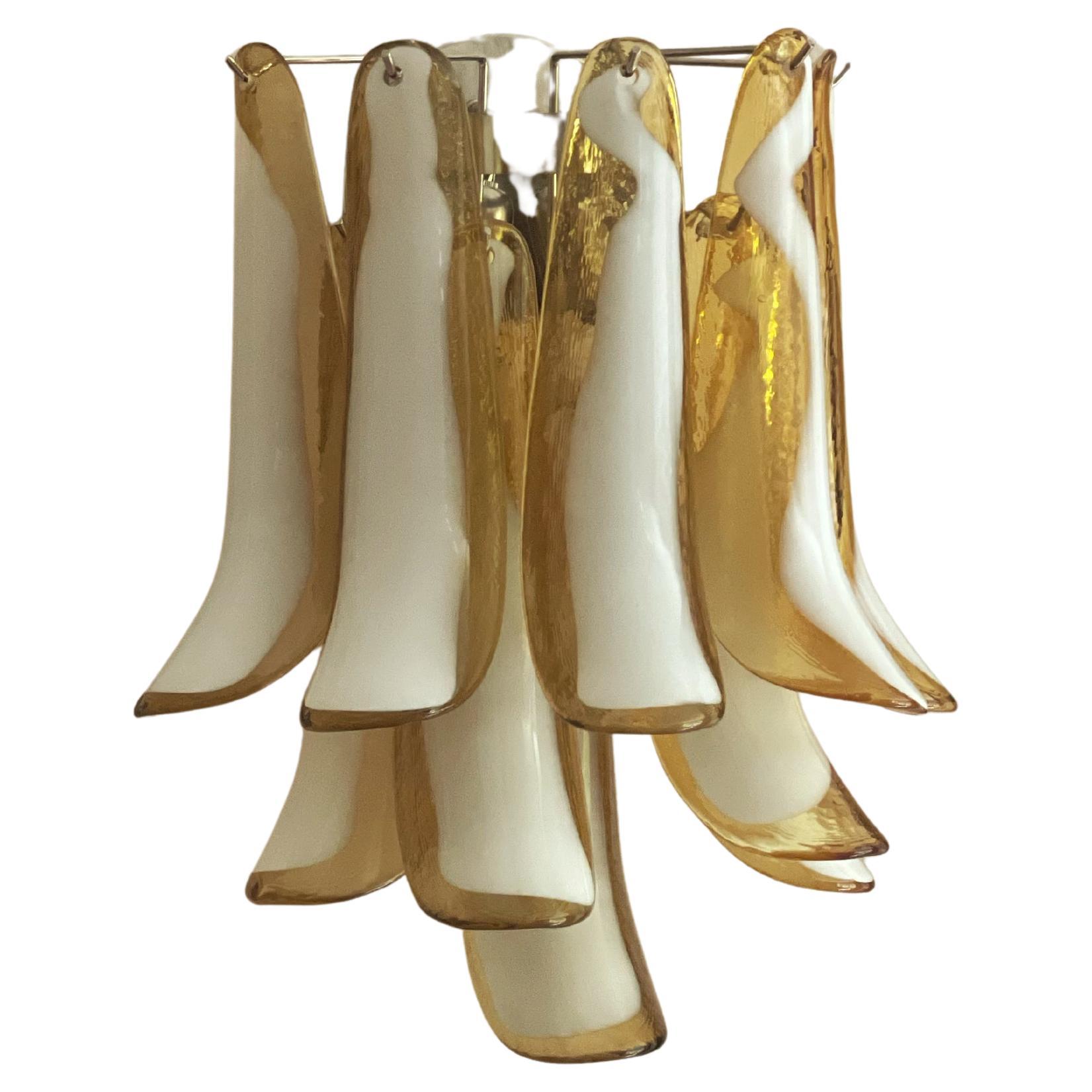 Eclettica, audace e colorata applique di Murano in vetro ambra, bianco e chiaro