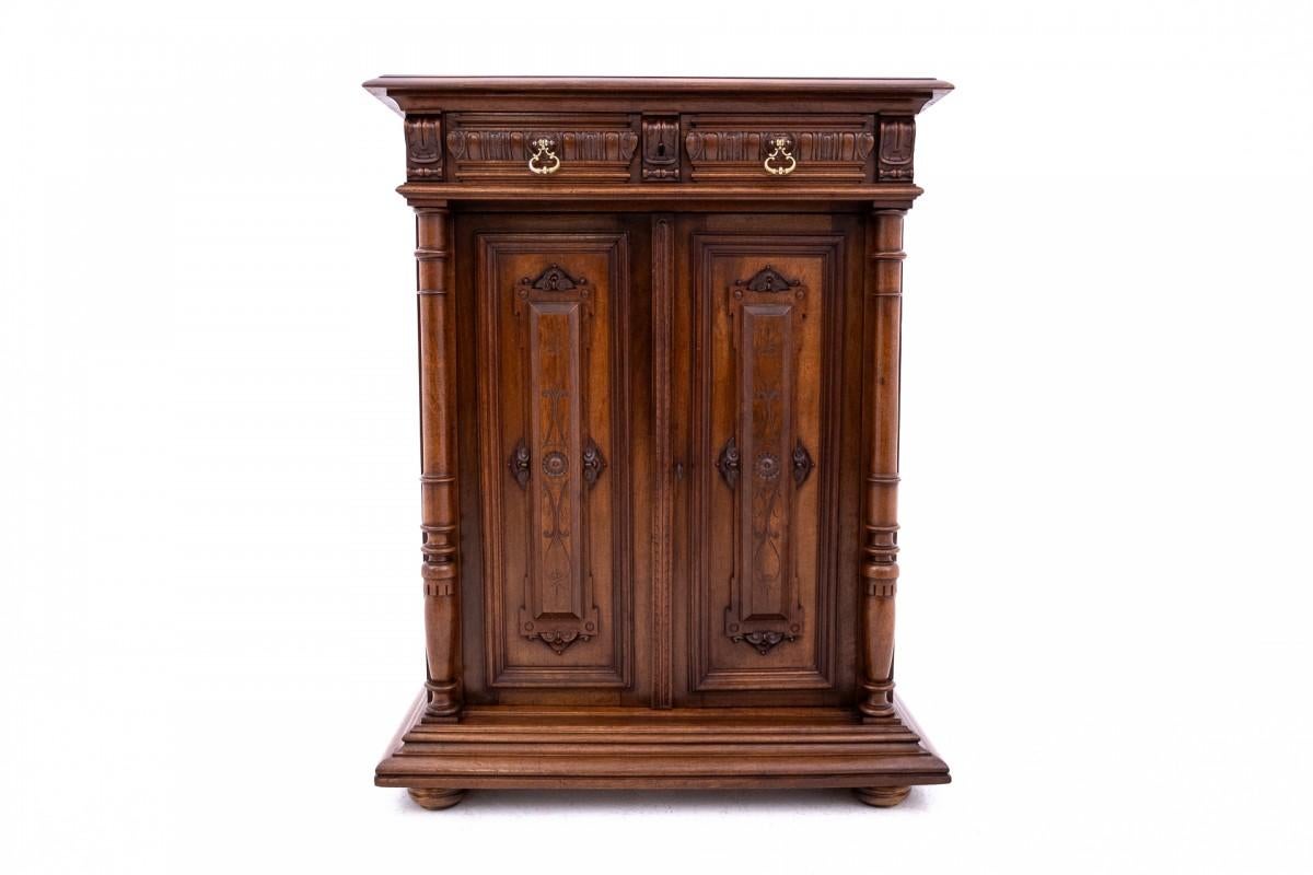 Eclectic chest of drawers, France, circa 1890.

Very good condition, after professional renovation.

Wood: walnut

Dimensions: height 110 cm width 85 cm depth 50 cm