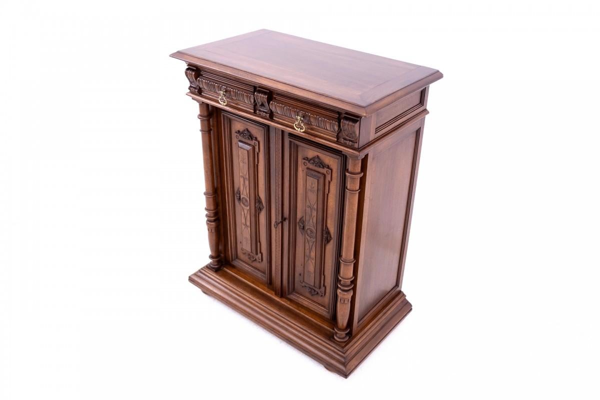 Eclectic chest of drawers, France, circa 1890. After renovation. In Good Condition For Sale In Chorzów, PL