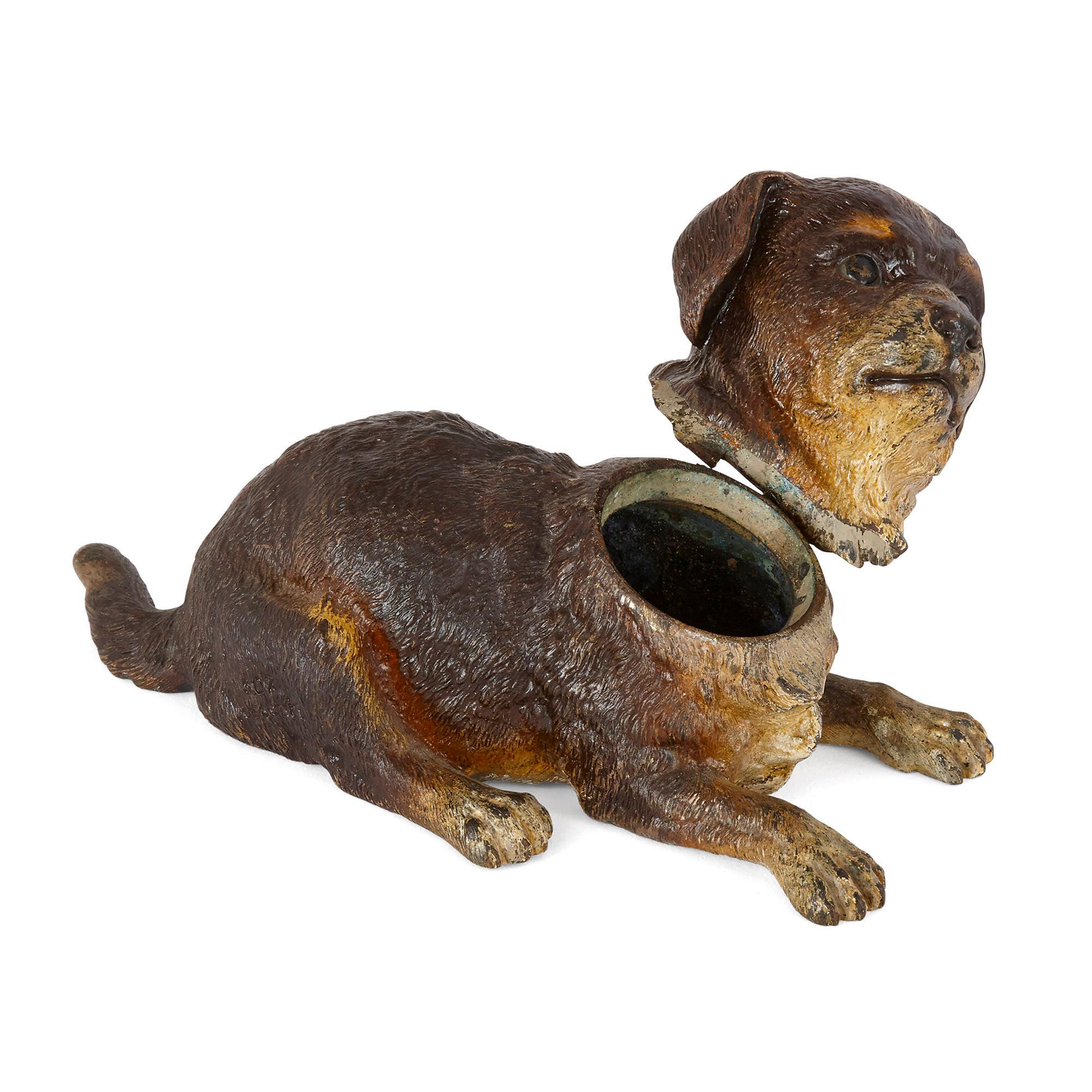 Peint à froid Collection éclectique de cinq encriers continentaux en forme de chien en vente