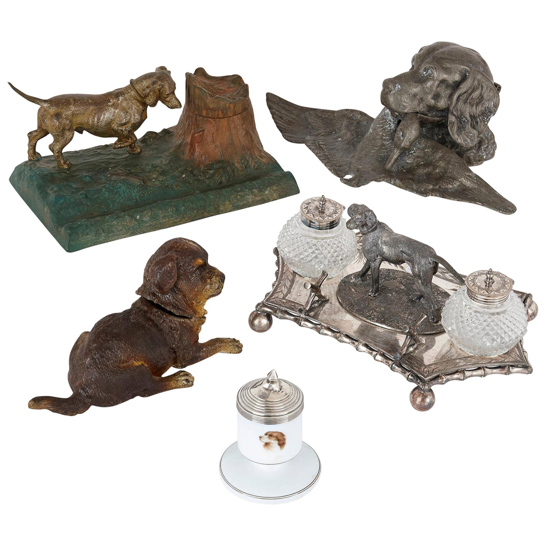Collection éclectique de cinq encriers continentaux en forme de chien
