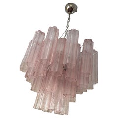 Lampadario di Murano rosa eclettico e colorato con tubi di vetro Tronchi
