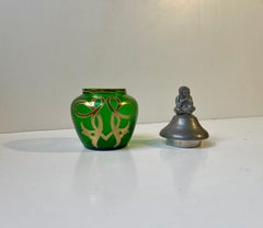 Baratija Jugend francesa ecléctica de cristal verde y tapa faraónica de peltre