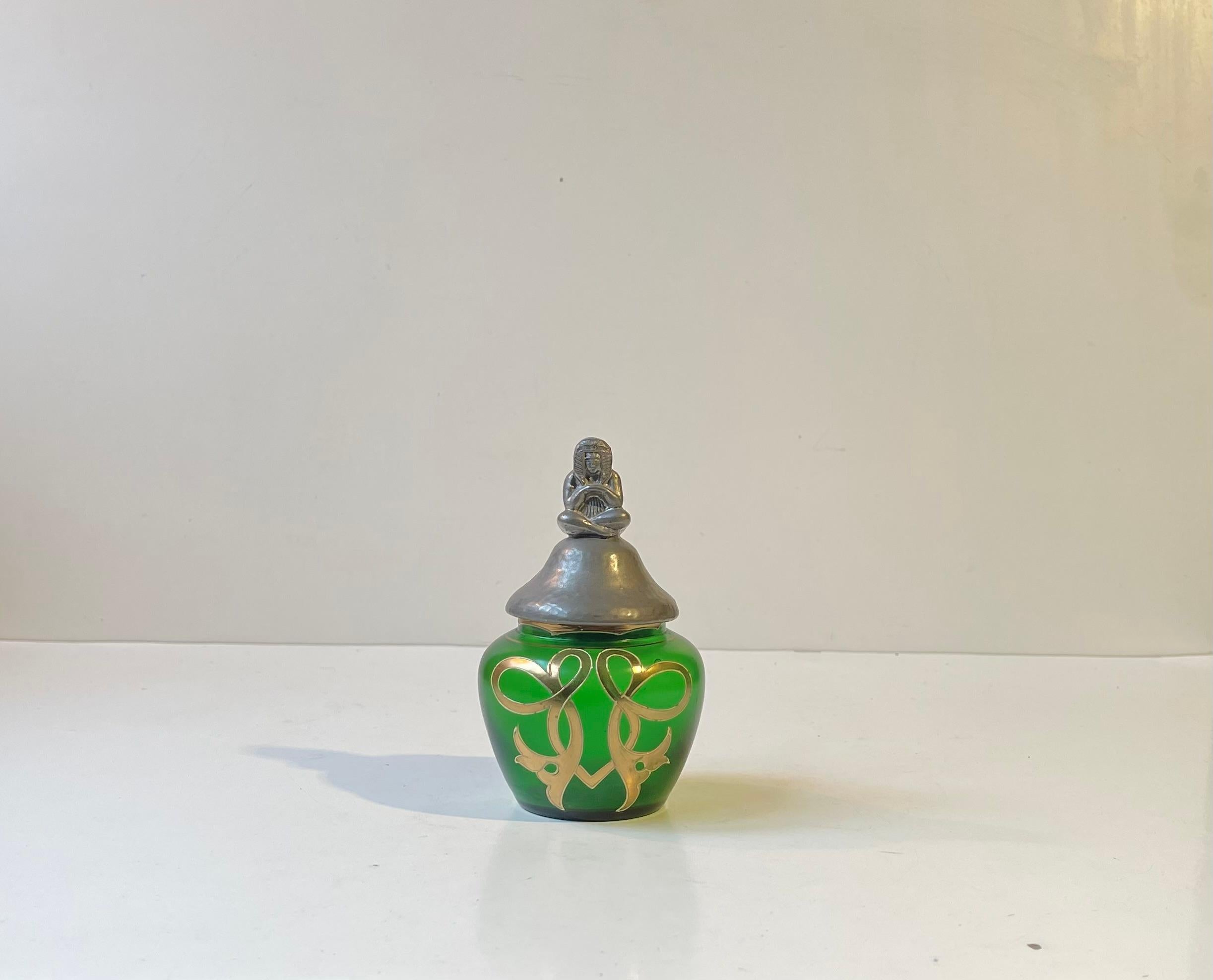Jugendstil Verseuse éclectique française Jugend en verre vert et couvercle Pharaon en étain en vente