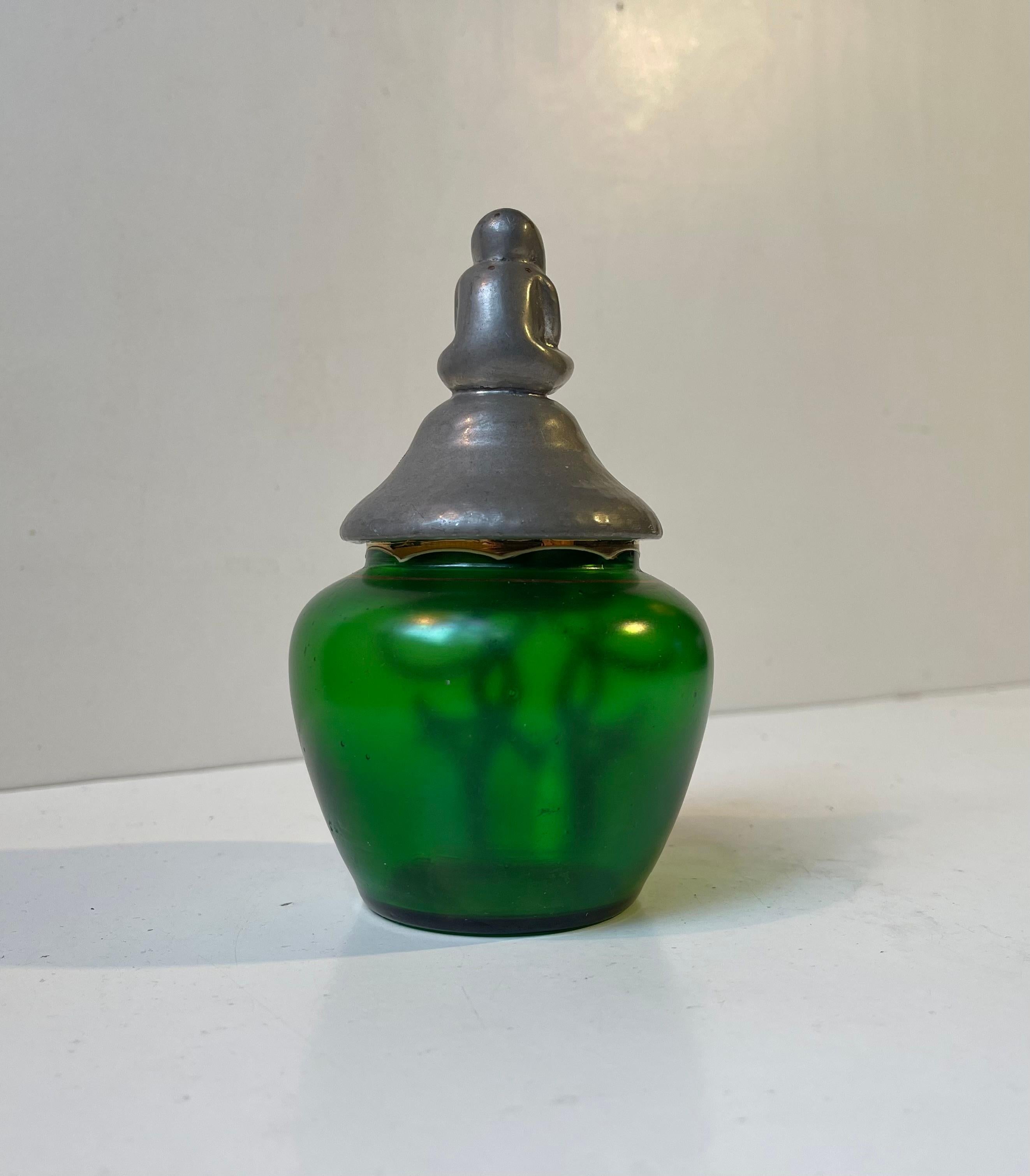 Français Verseuse éclectique française Jugend en verre vert et couvercle Pharaon en étain en vente