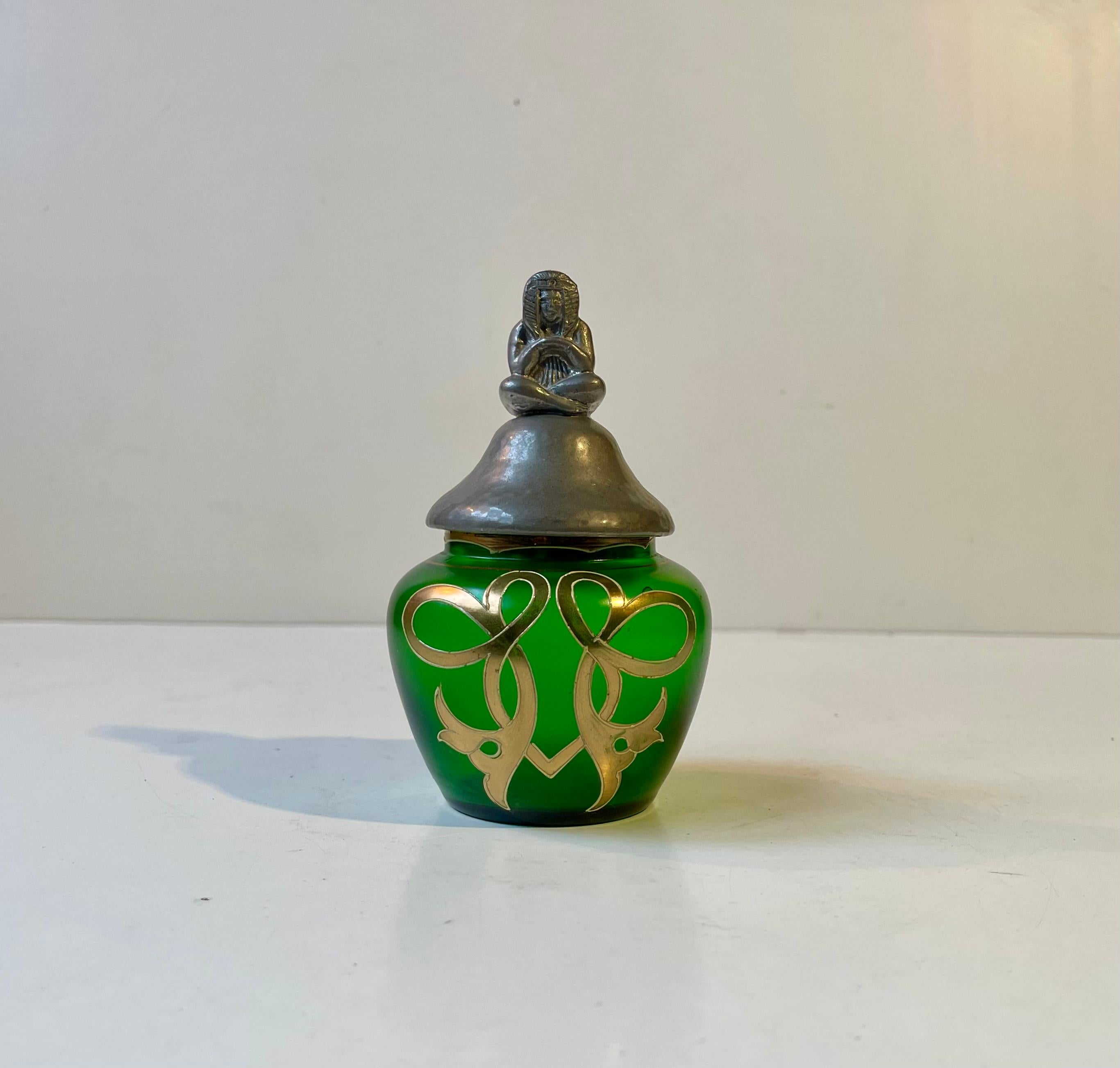 Martelé Verseuse éclectique française Jugend en verre vert et couvercle Pharaon en étain en vente