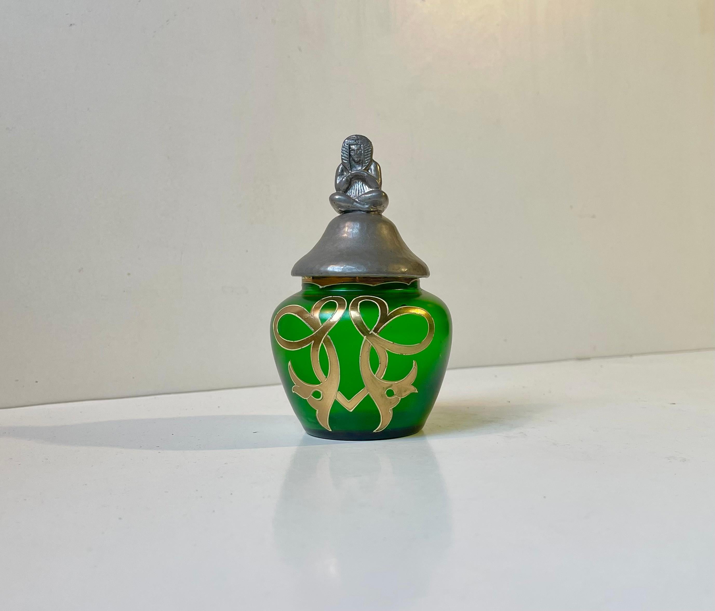 Verseuse éclectique française Jugend en verre vert et couvercle Pharaon en étain Bon état - En vente à Esbjerg, DK
