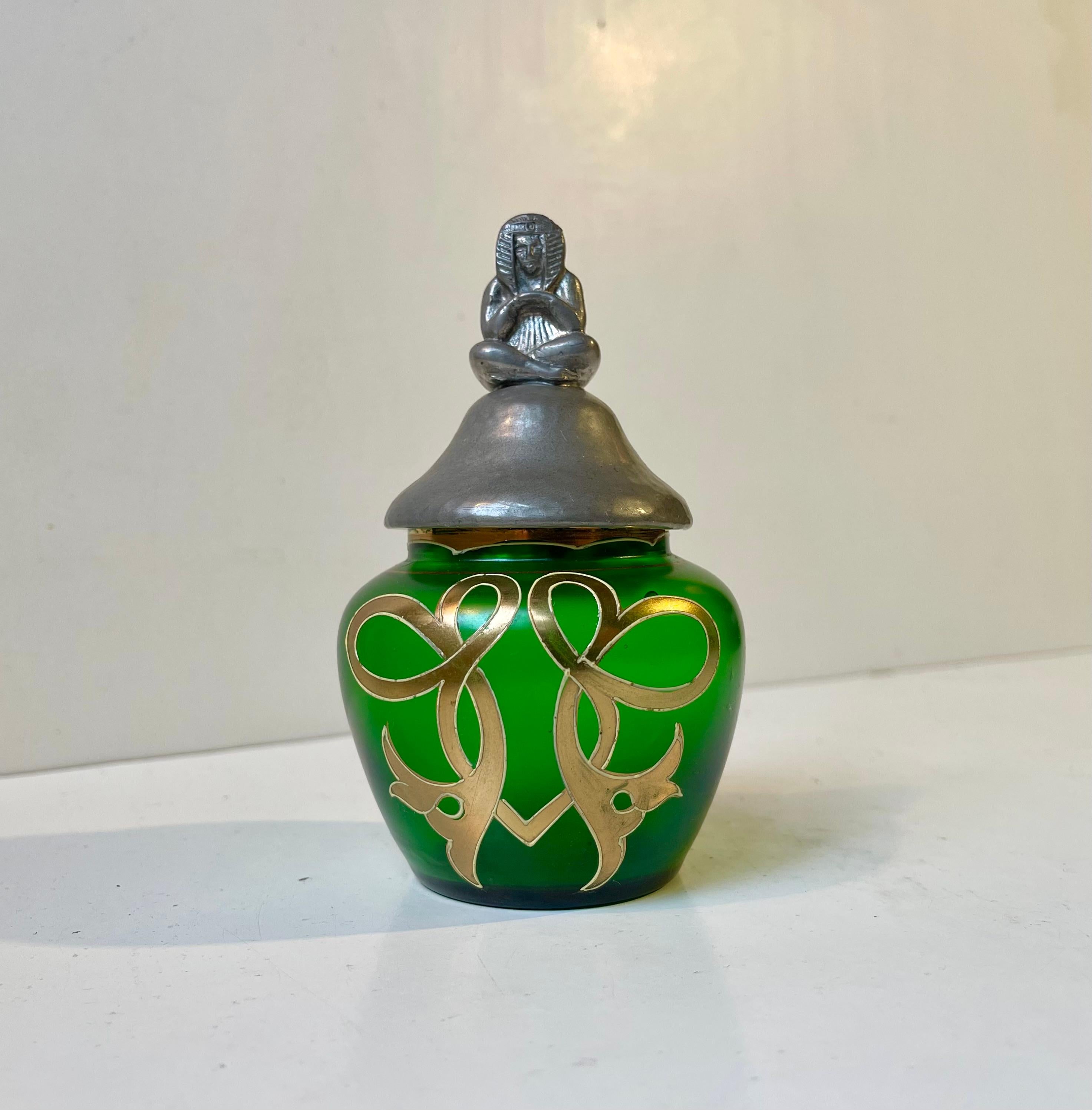 20ième siècle Verseuse éclectique française Jugend en verre vert et couvercle Pharaon en étain en vente