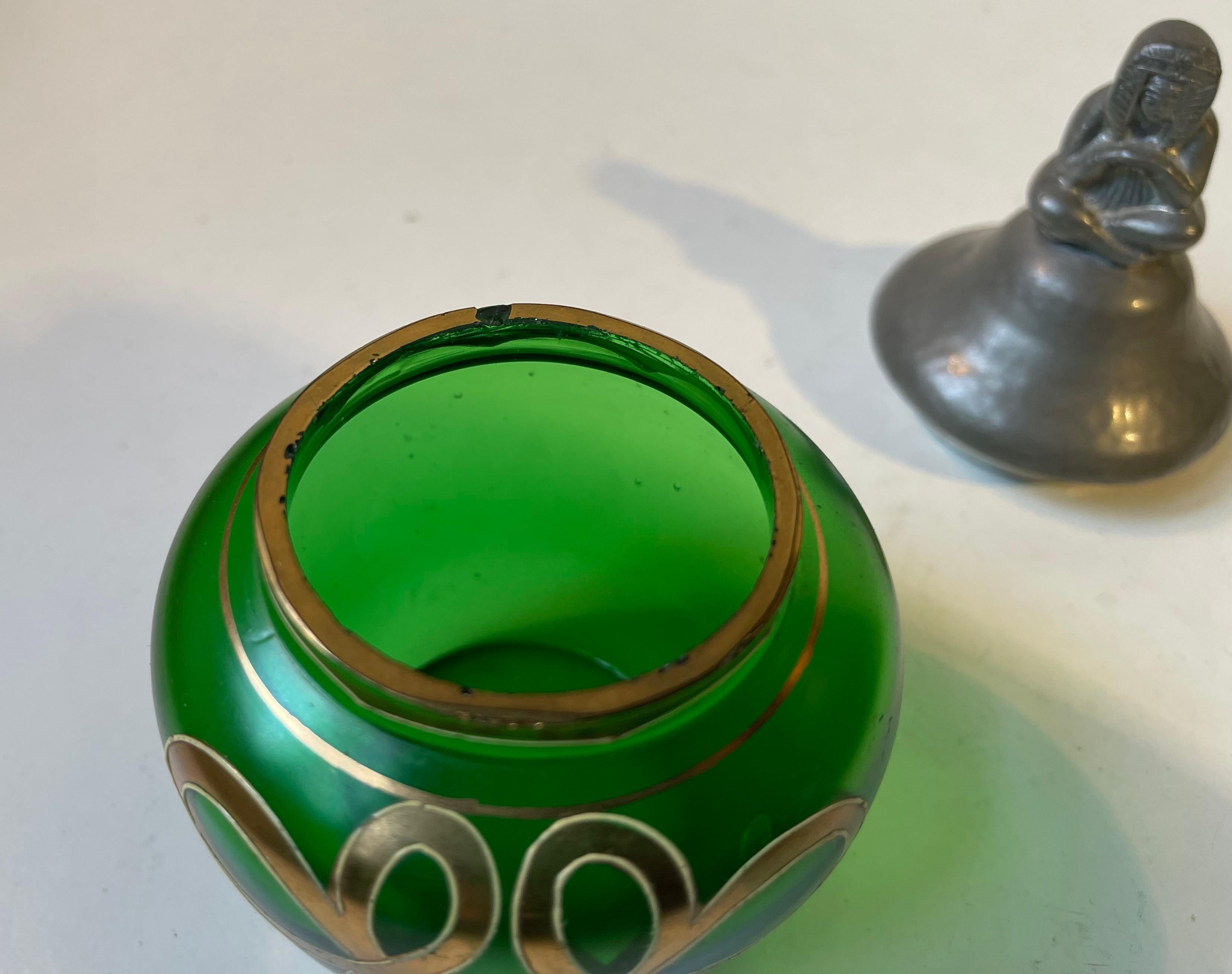 Verre Verseuse éclectique française Jugend en verre vert et couvercle Pharaon en étain en vente