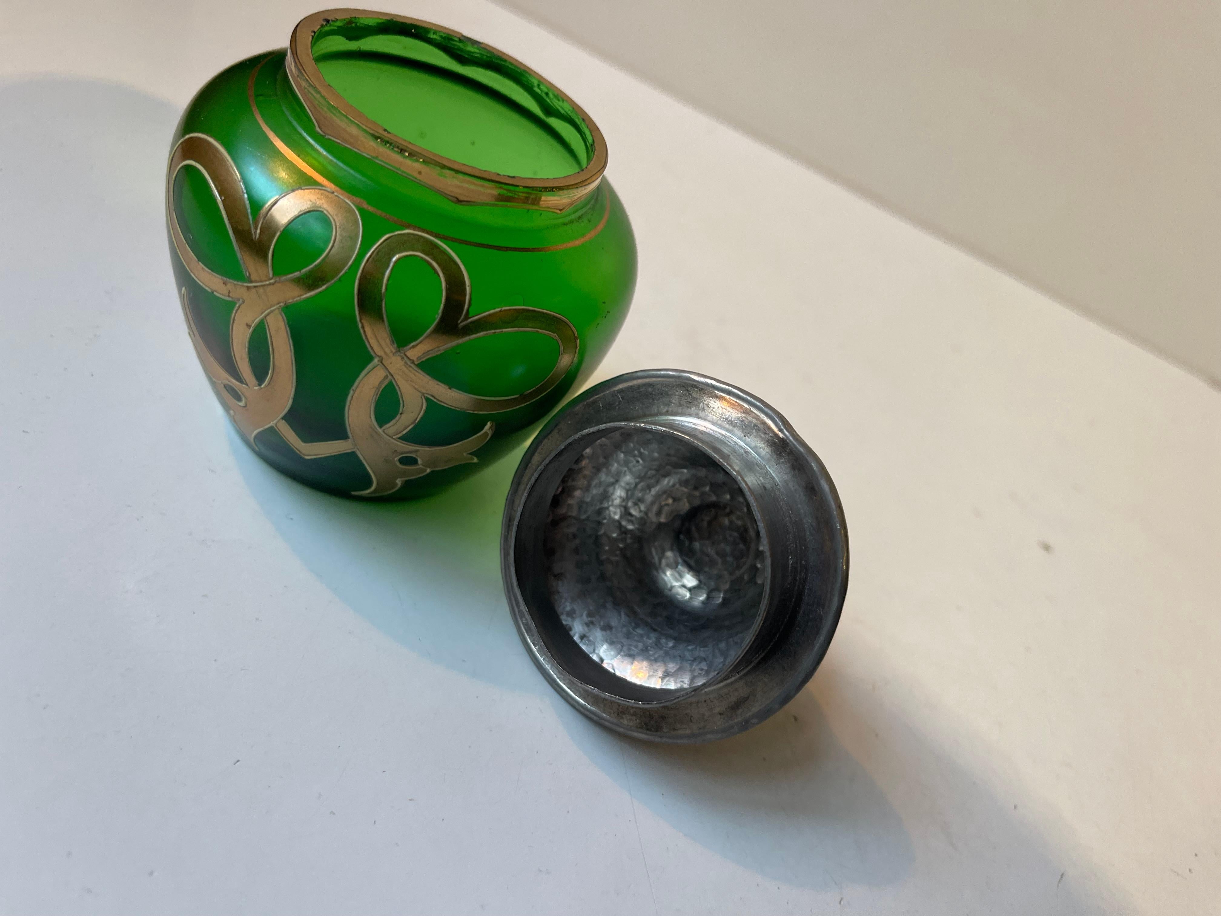 Verseuse éclectique française Jugend en verre vert et couvercle Pharaon en étain en vente 1