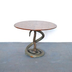 Mesa de juego ecléctica con escultura de pitón de los años 50