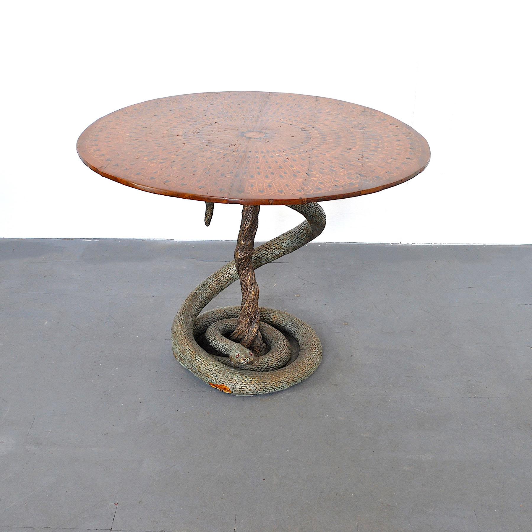 Table de jeu éclectique avec sculpture en python des années cinquante État moyen - En vente à bari, IT