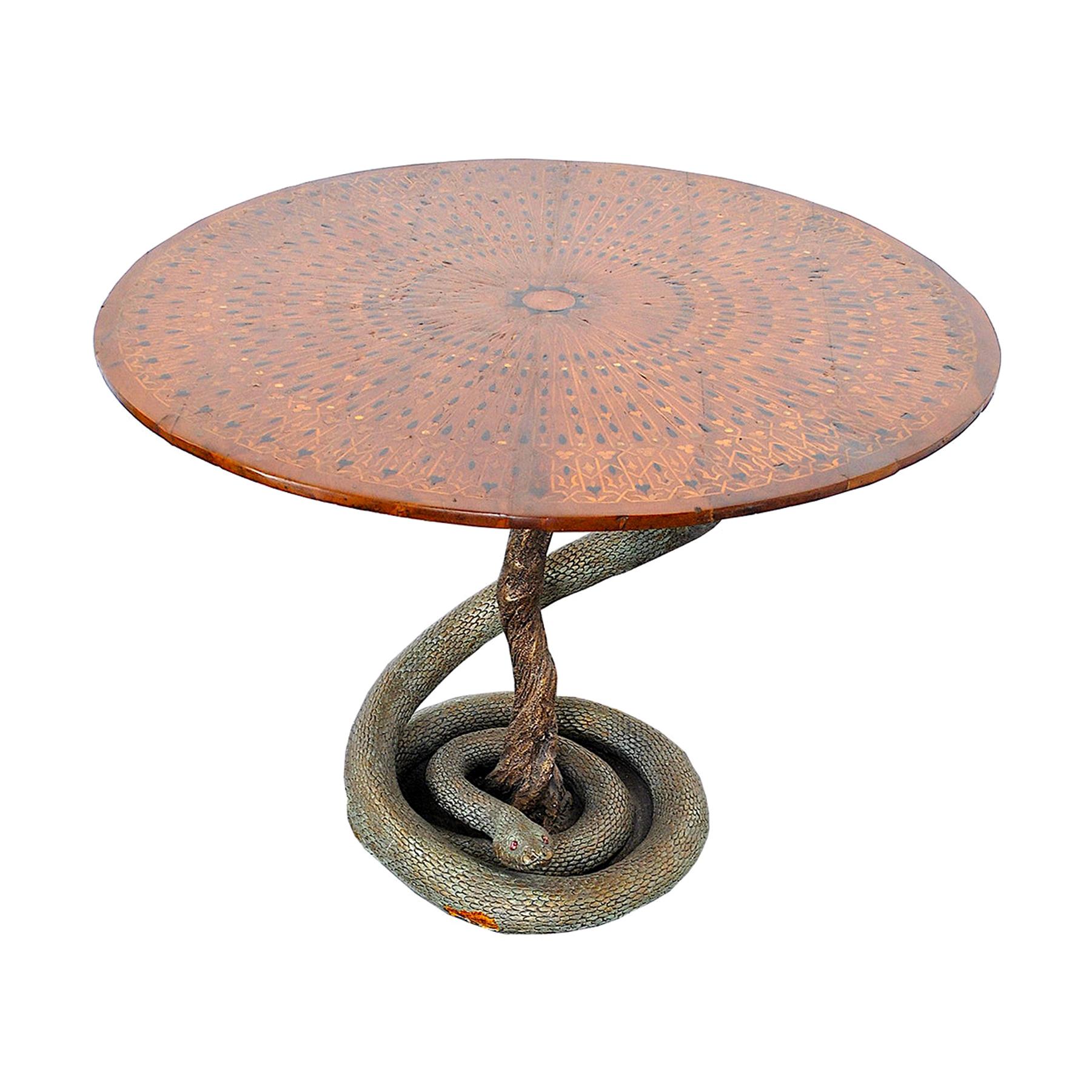 Table de jeu éclectique avec sculpture en python des années cinquante en vente