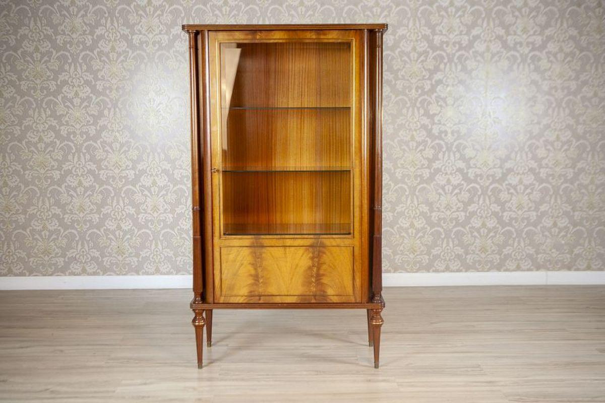 Vetrina eclettica in mogano della metà del XX secolo. XX secolo

Vetrina eclettica, smaltata su tre lati, con ante in vetro a un'anta e quattro ripiani in vetro, ornata da una sottile cornice in ottone. Il pezzo risale alla metà del XX secolo e
