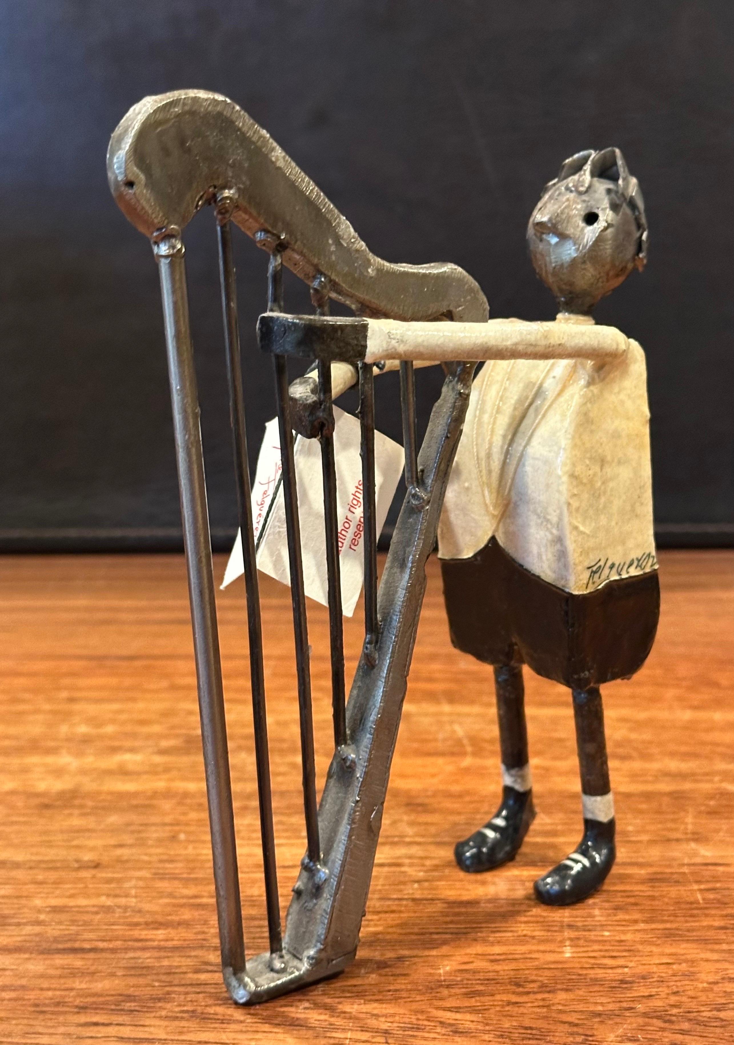 Uomo eclettico che suona l'arpa, scultura in metallo dipinto di Luis Felguerez in vendita 3