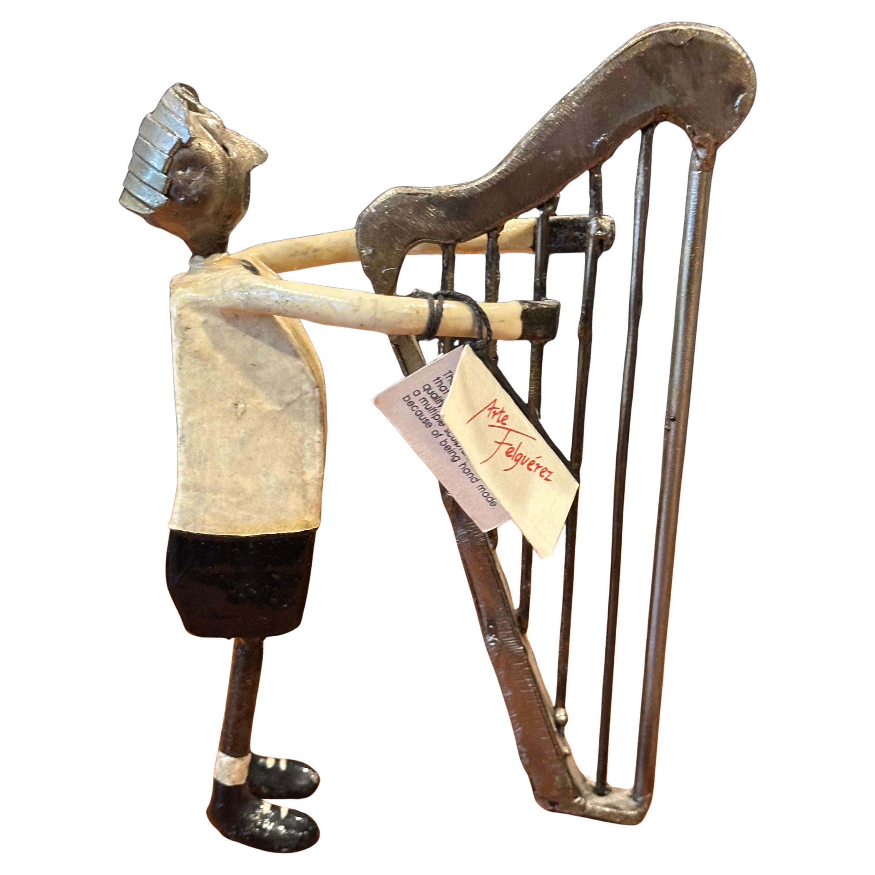 Uomo eclettico che suona l'arpa, scultura in metallo dipinto di Luis Felguerez in vendita 4
