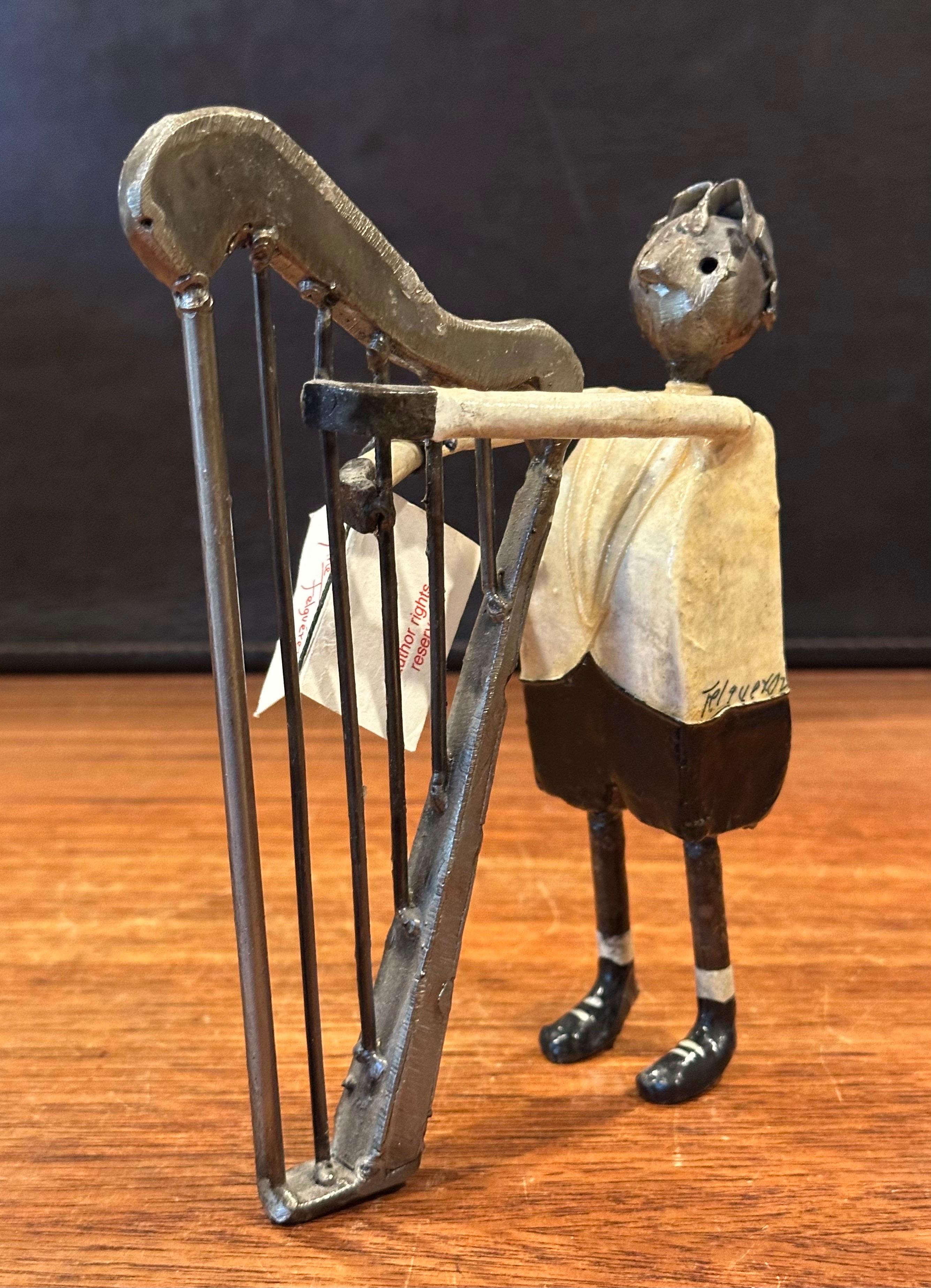 Eclettico uomo che suona l'arpa, scultura in metallo dipinto dell'artista messicano Luis Felguerez, quotato in borsa, circa anni '70   Il pezzo è in ottime condizioni originali con un'ottima patina e misura 4,5 