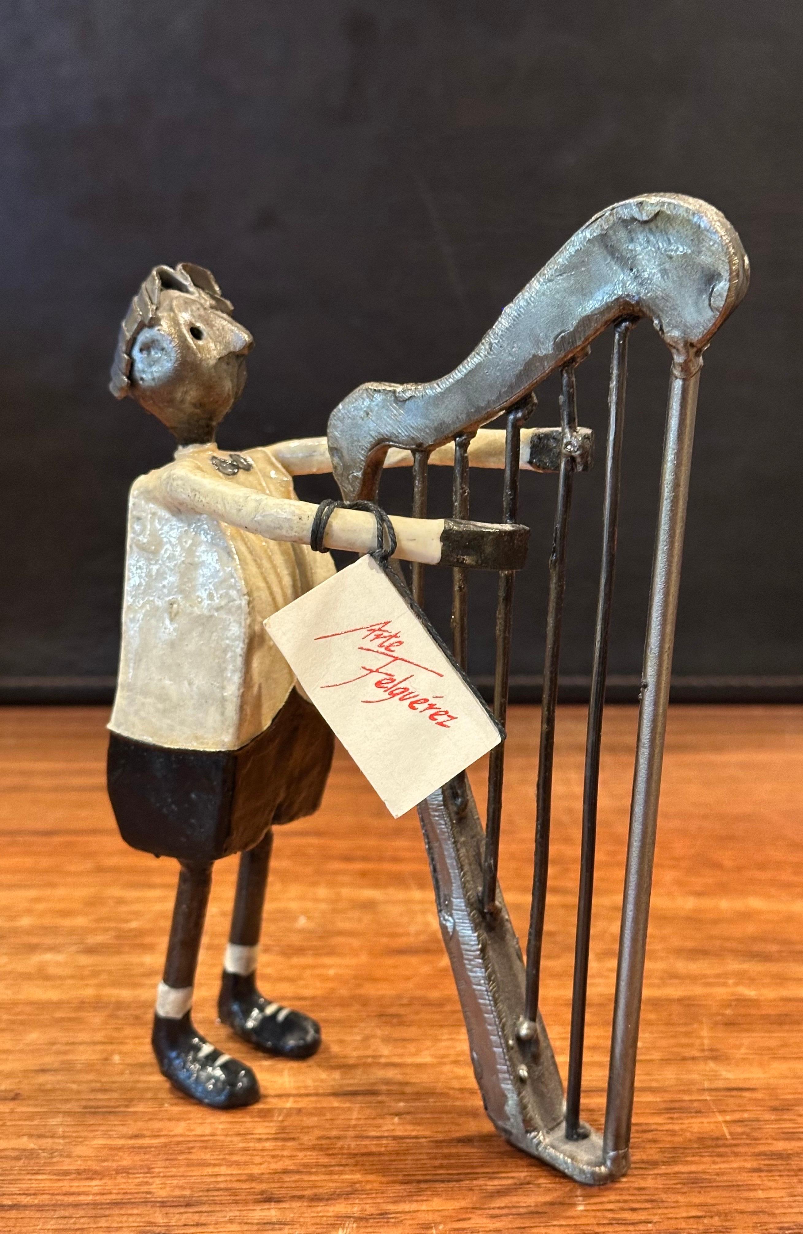 Mid-Century moderno Uomo eclettico che suona l'arpa, scultura in metallo dipinto di Luis Felguerez in vendita