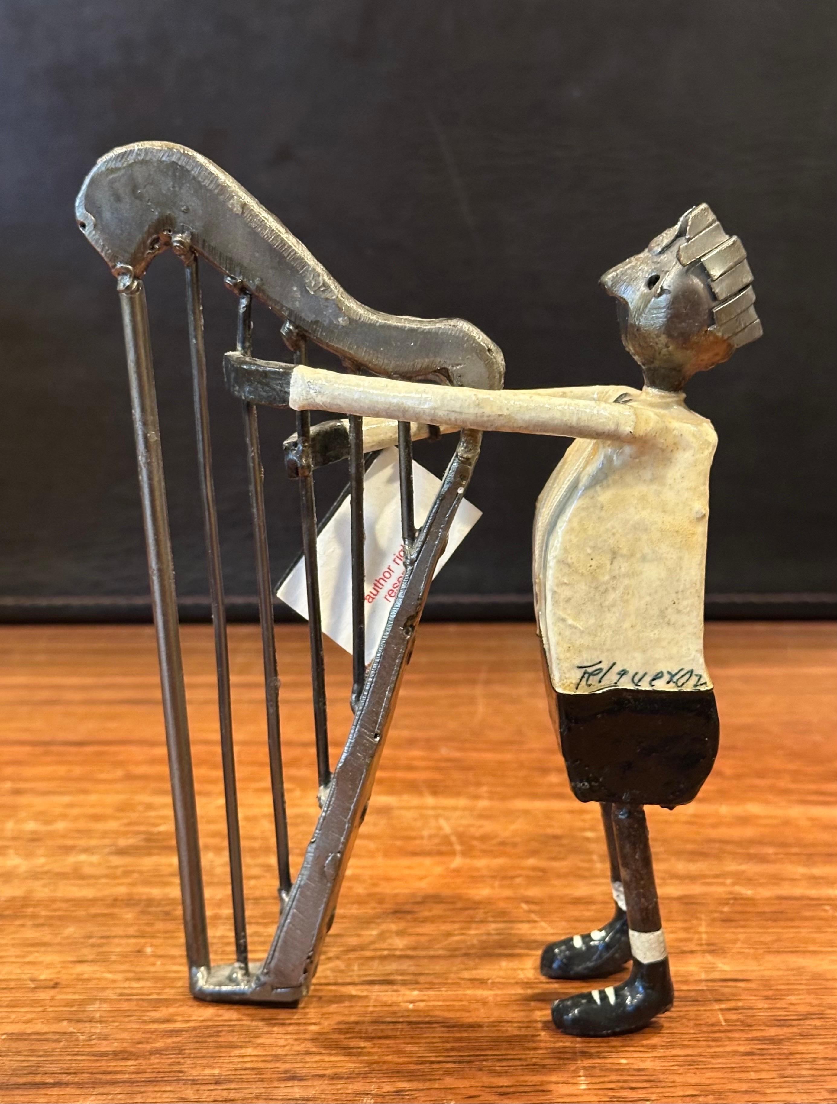 Messicano Uomo eclettico che suona l'arpa, scultura in metallo dipinto di Luis Felguerez in vendita